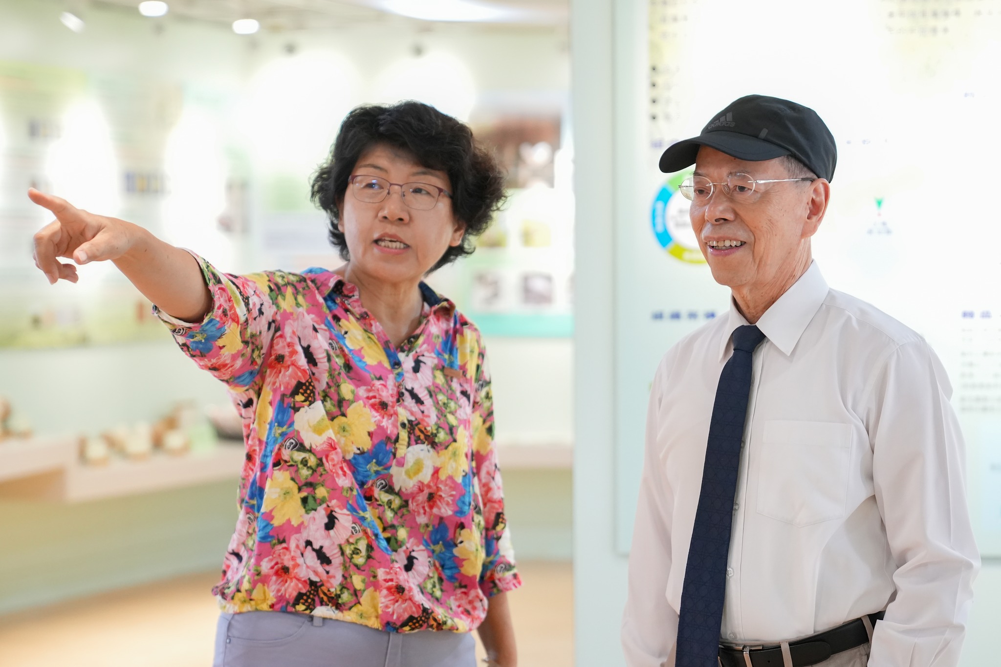 楊宏瑛場長(左)親自接待中興大學園藝系李金龍教授(右)及其課程師生。