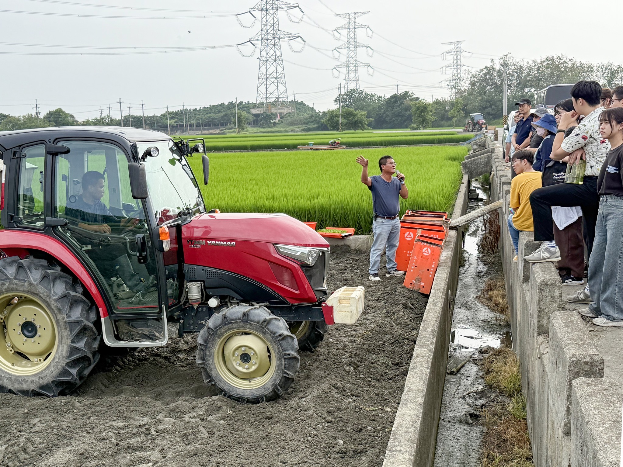 蔡宜修理事主席介紹大宗蔬菜農業機械一貫化作業。