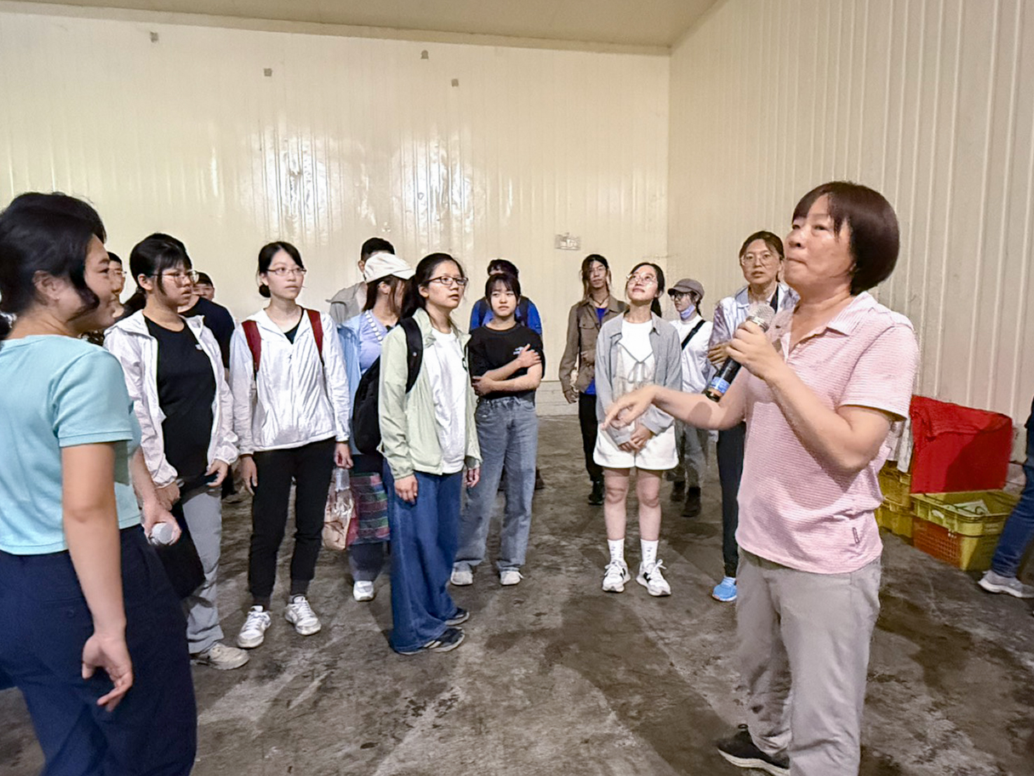 原斗果菜生產合作社許惠萍理事主席介紹紅龍果田間栽培與及貨運銷模式。