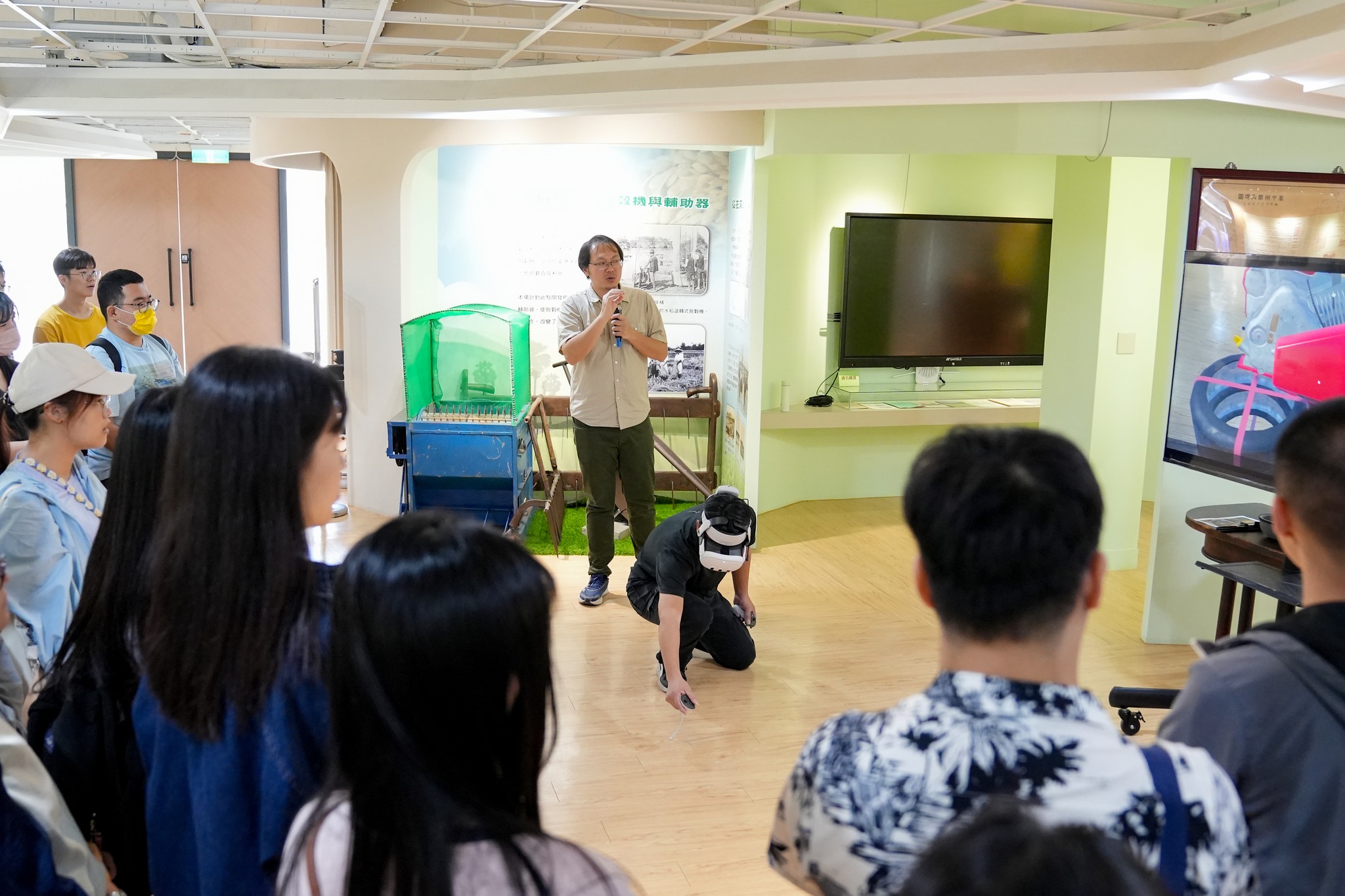 嚴仕函助理研究員介紹本場透過混合實境(MR)技術開發之數位化教材。