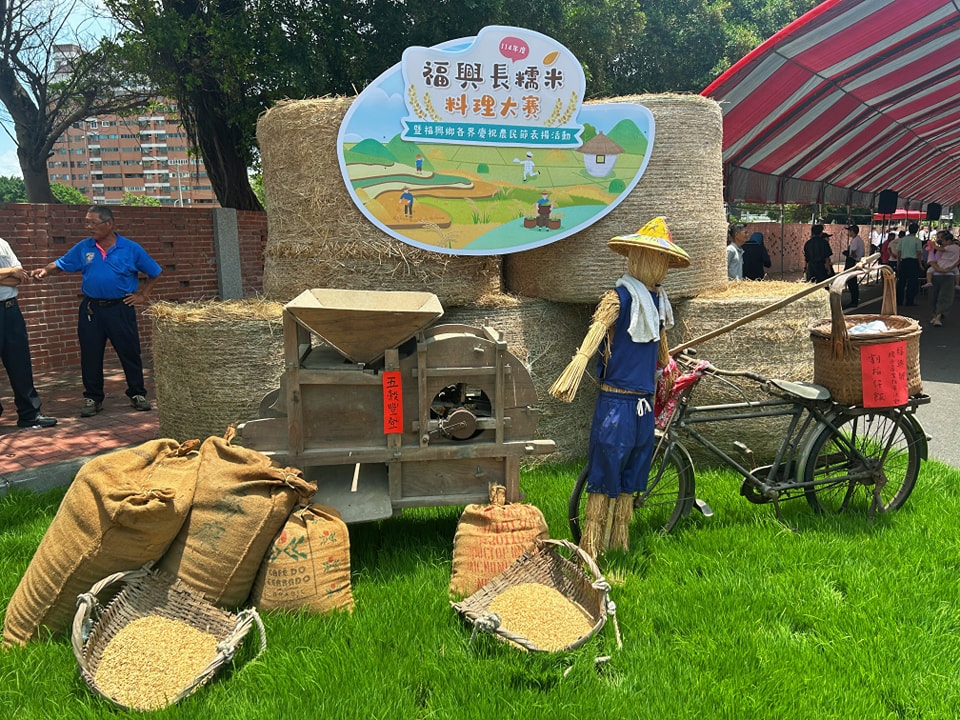 福興鄉長糯米節活動，現場展示稻草裝置藝術。