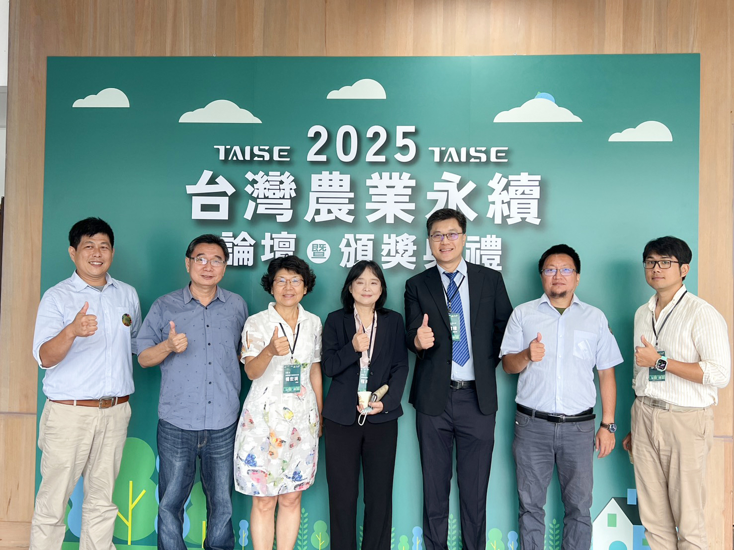 楊宏瑛場長(左3)及本場同仁與本次參與單位畜產試驗所程梅萍副所長(中)、臺中市大人物農產運銷合作社陳建瑋經理(右3)、東石合作農場余律毅場長與一同合影。
