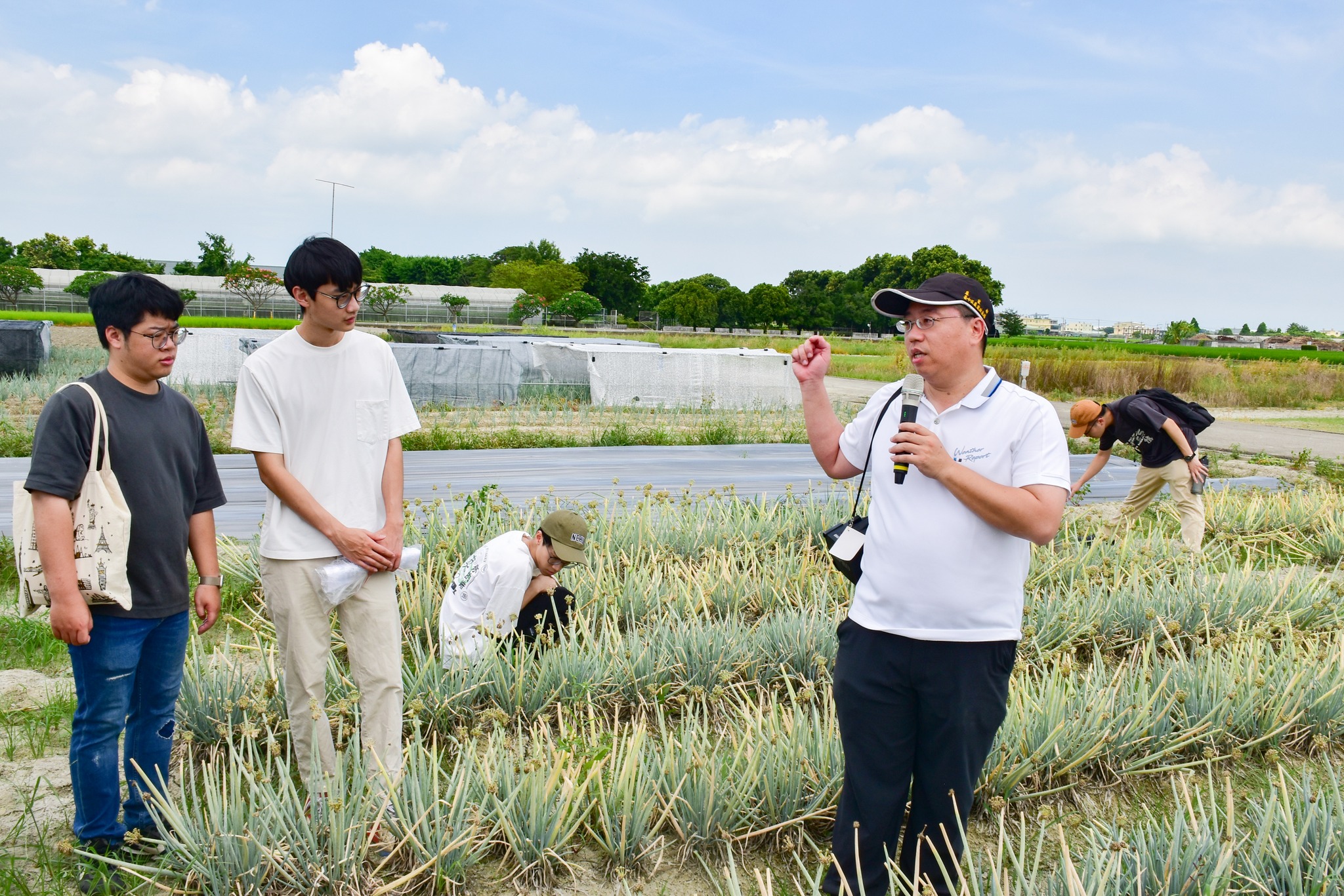 王照仁副研究員針對田區青蔥常見病蟲害進行介紹。