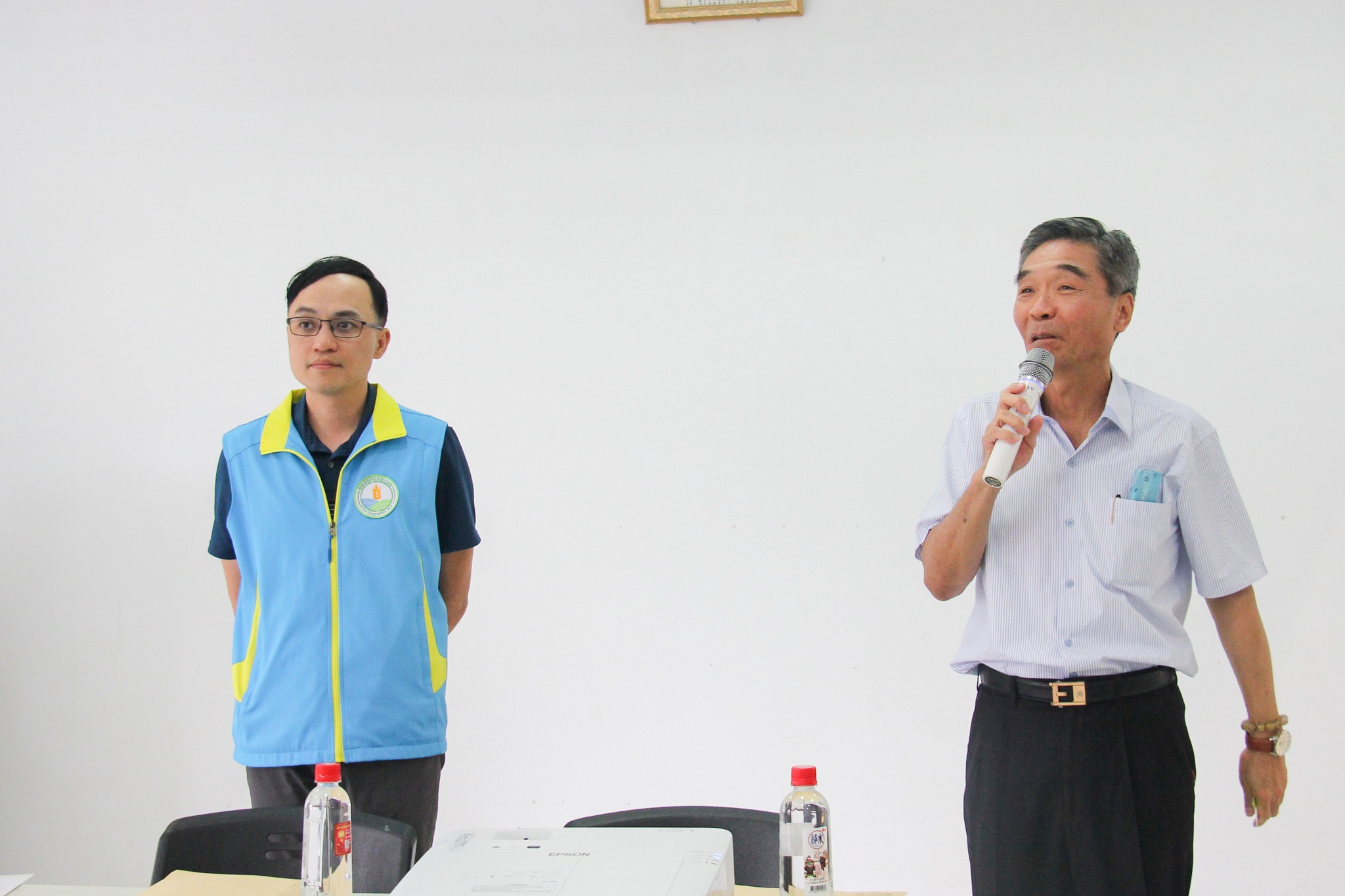農業技術講習暨農業政策說明會由本場吳建銘科長(左)及集集鎮農會李崇慶總幹事(右)共同主持。