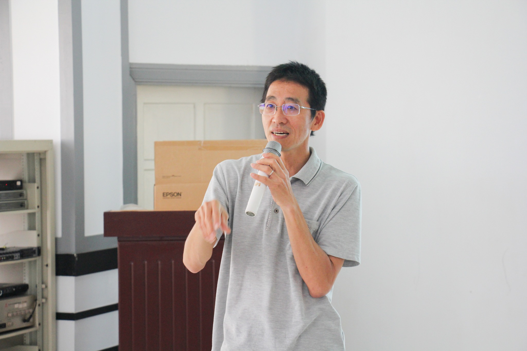 陳盟松分場長介紹紅龍果栽培管理。