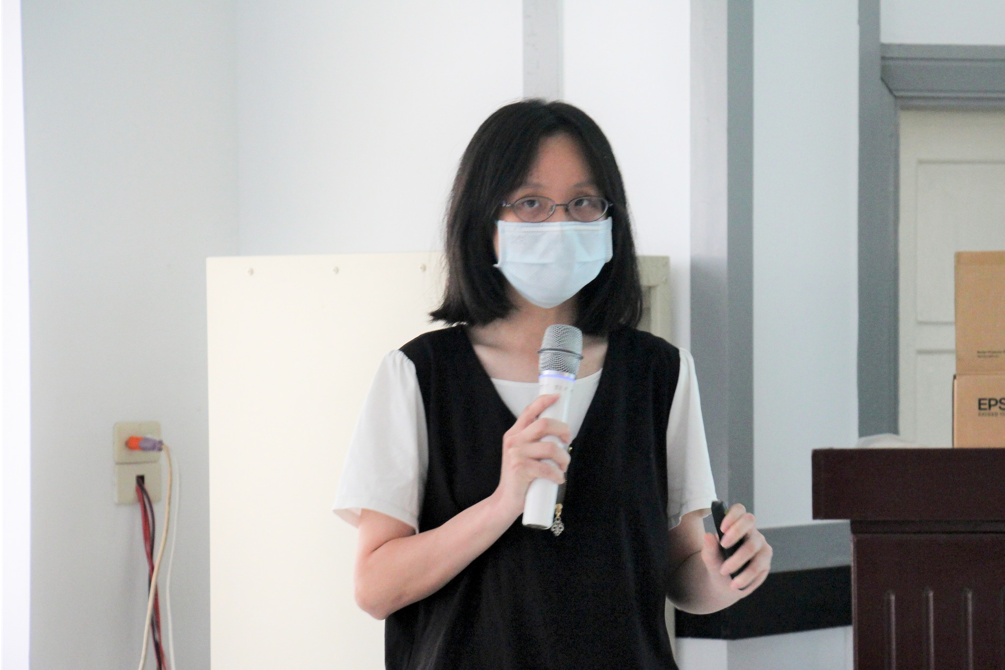 蘇致柔助理研究員講解紅龍果加工多元化應用。