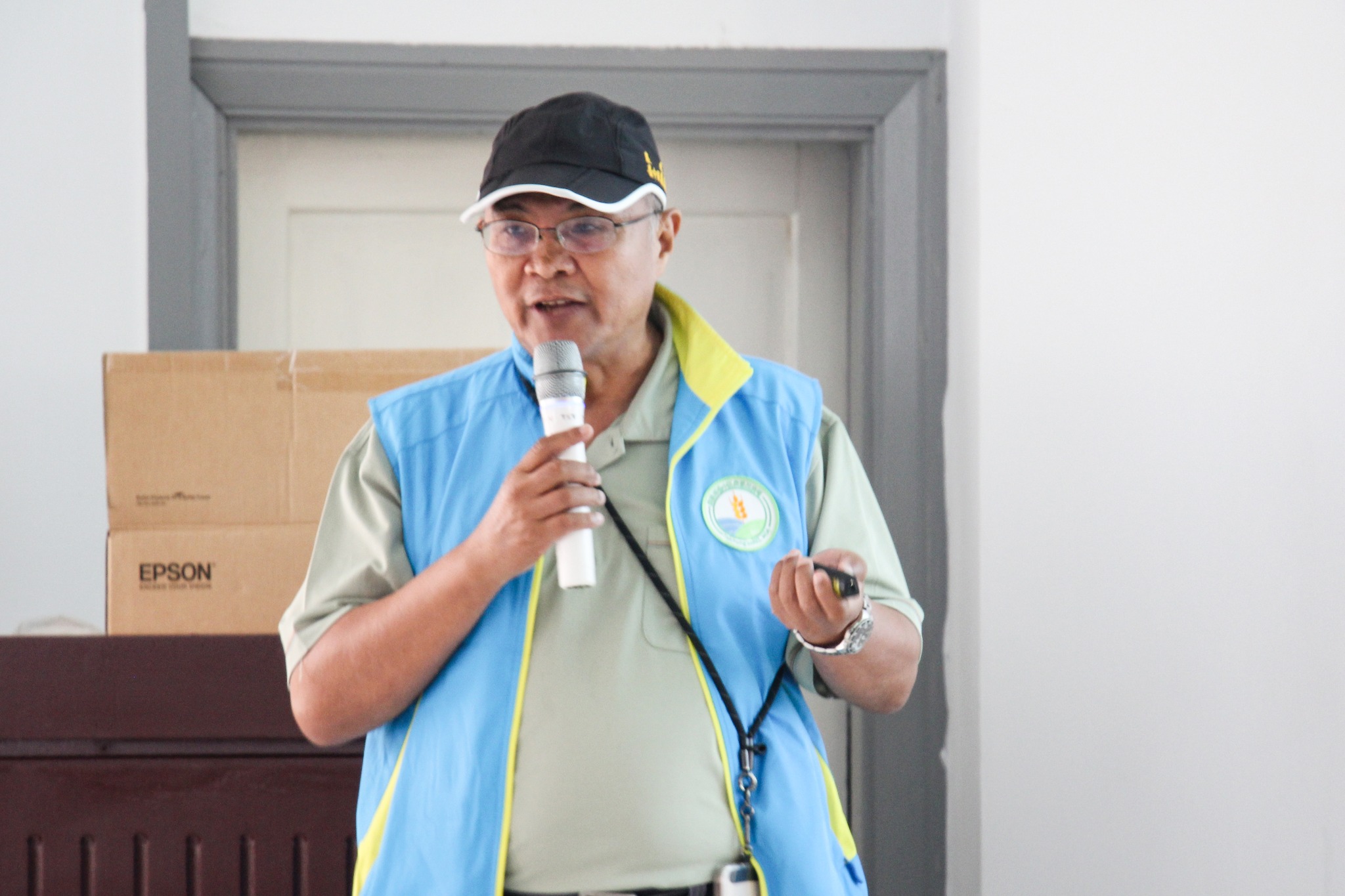 趙佳鴻副研究員講解農業淨零排放、實際耕作者從事農業生產工作認定作業、農產業天然災害現地照相app及糧食產業全面升級計畫。