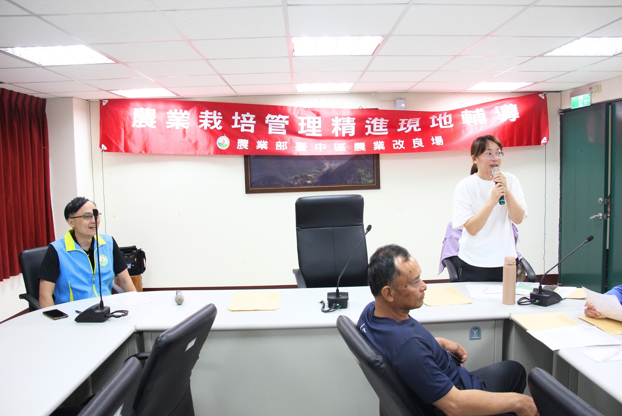 農業栽培管理精進現地輔導講習由本場吳建銘科長(左)及林業保育署臺中分署許雅青技正(右)共同主持。