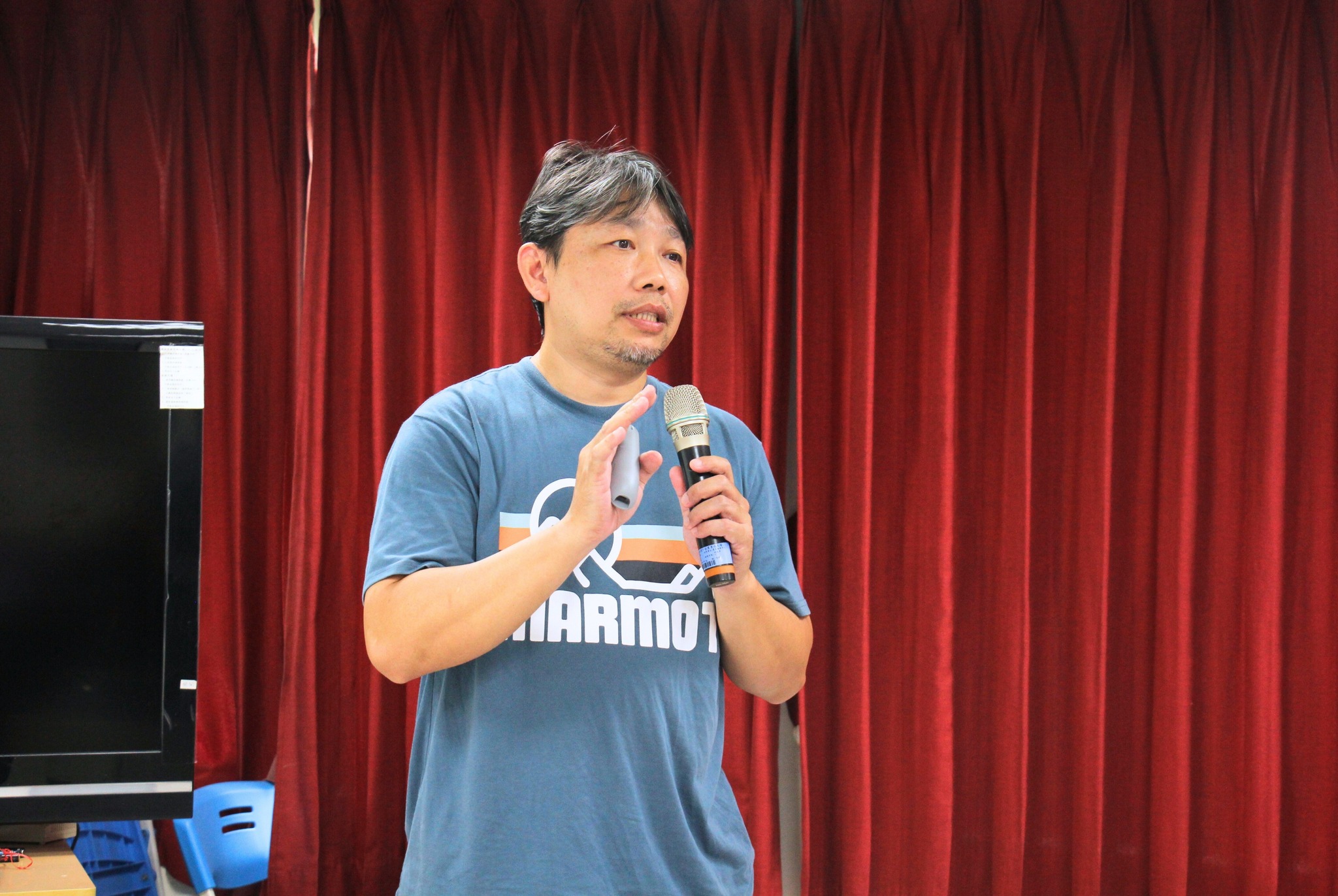 臺中農改場林大淵助理研究員介紹甜柿蟲害管理。