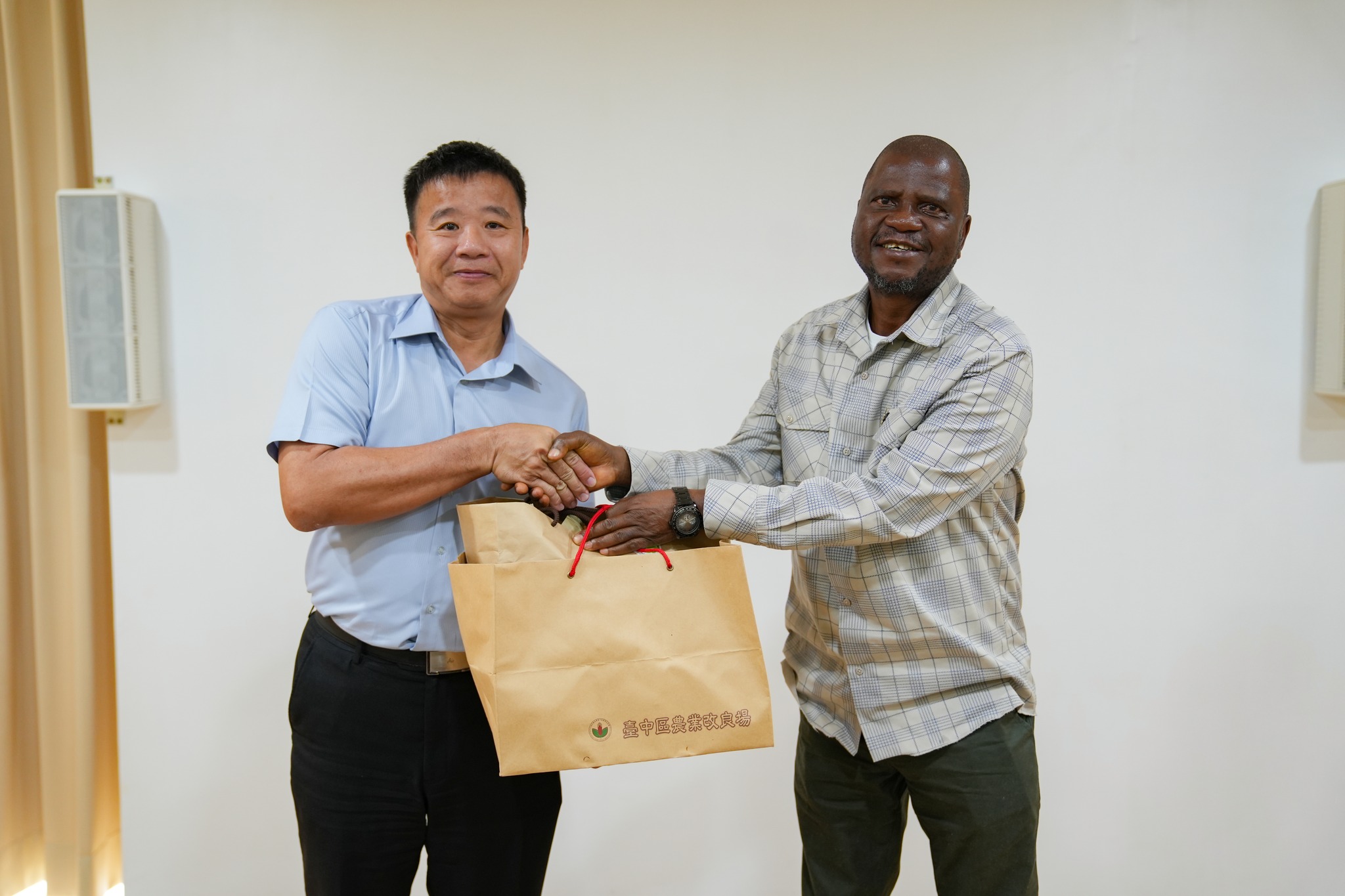 蕭政弘副場長致贈本場紀念品。