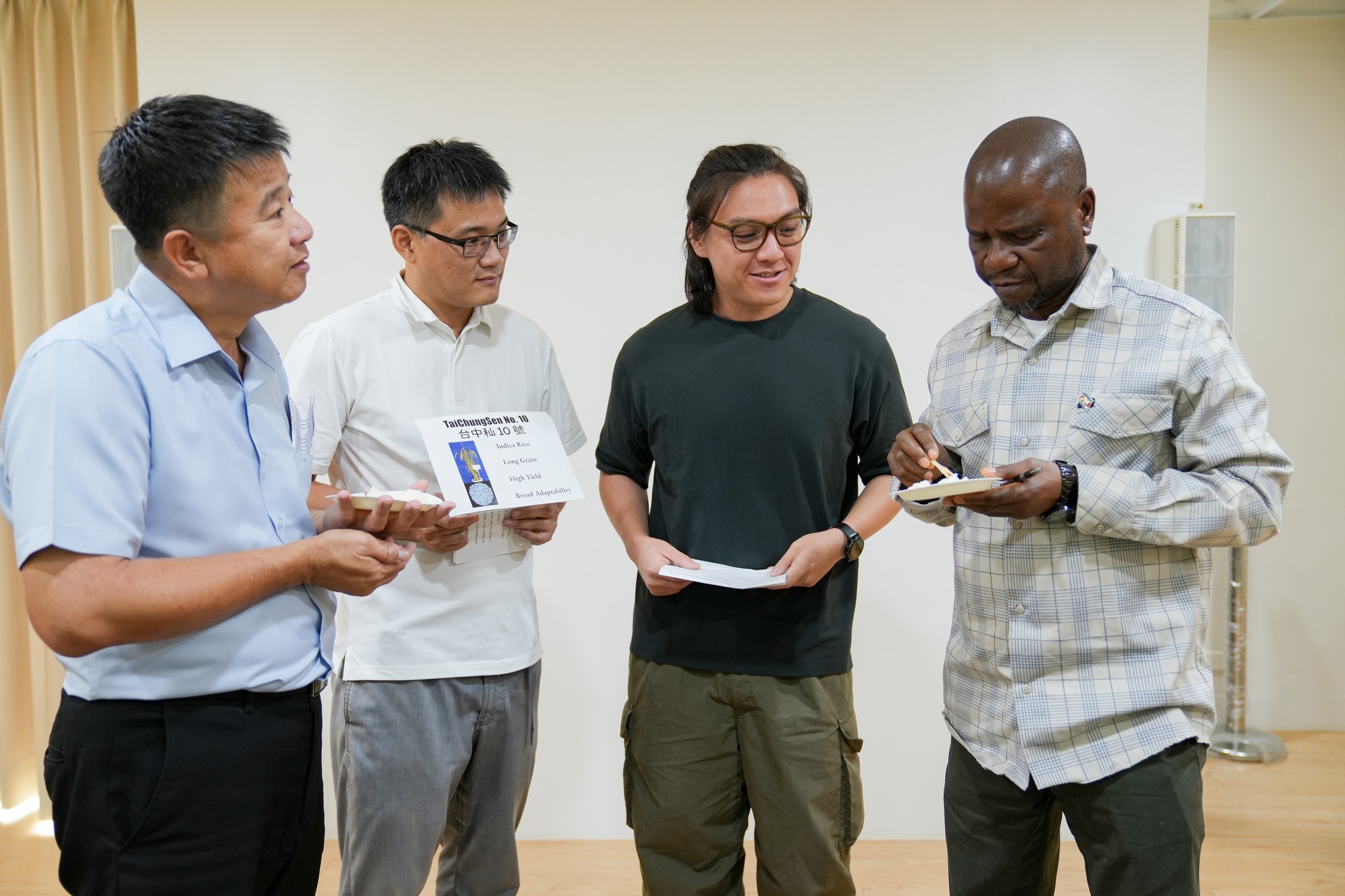 史瓦帝尼王國農業部長查克(?????? ????????)品嚐台稉9號、台中秈10號米飯。