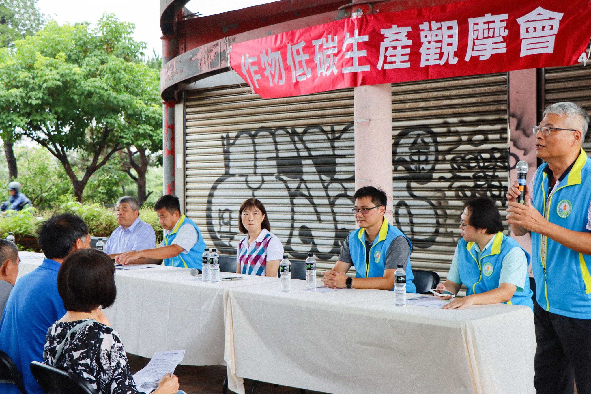 觀摩會由本場蕭政弘副場長(左2)、聯米企業廖崧遠副總經理(左1)及草屯鎮農會林宛錡主任(右4)共同主持，並由本場楊嘉凌科長(右1)擔任活動司儀。