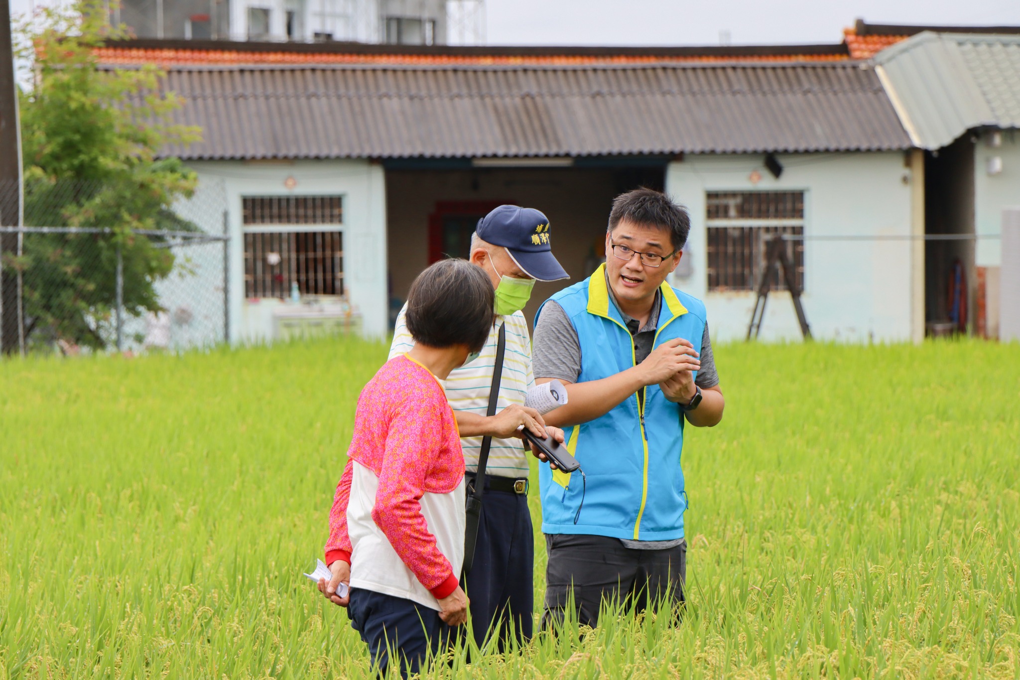 現場農友對於智慧灌溉系統與水稻產量品質進行討論交流。