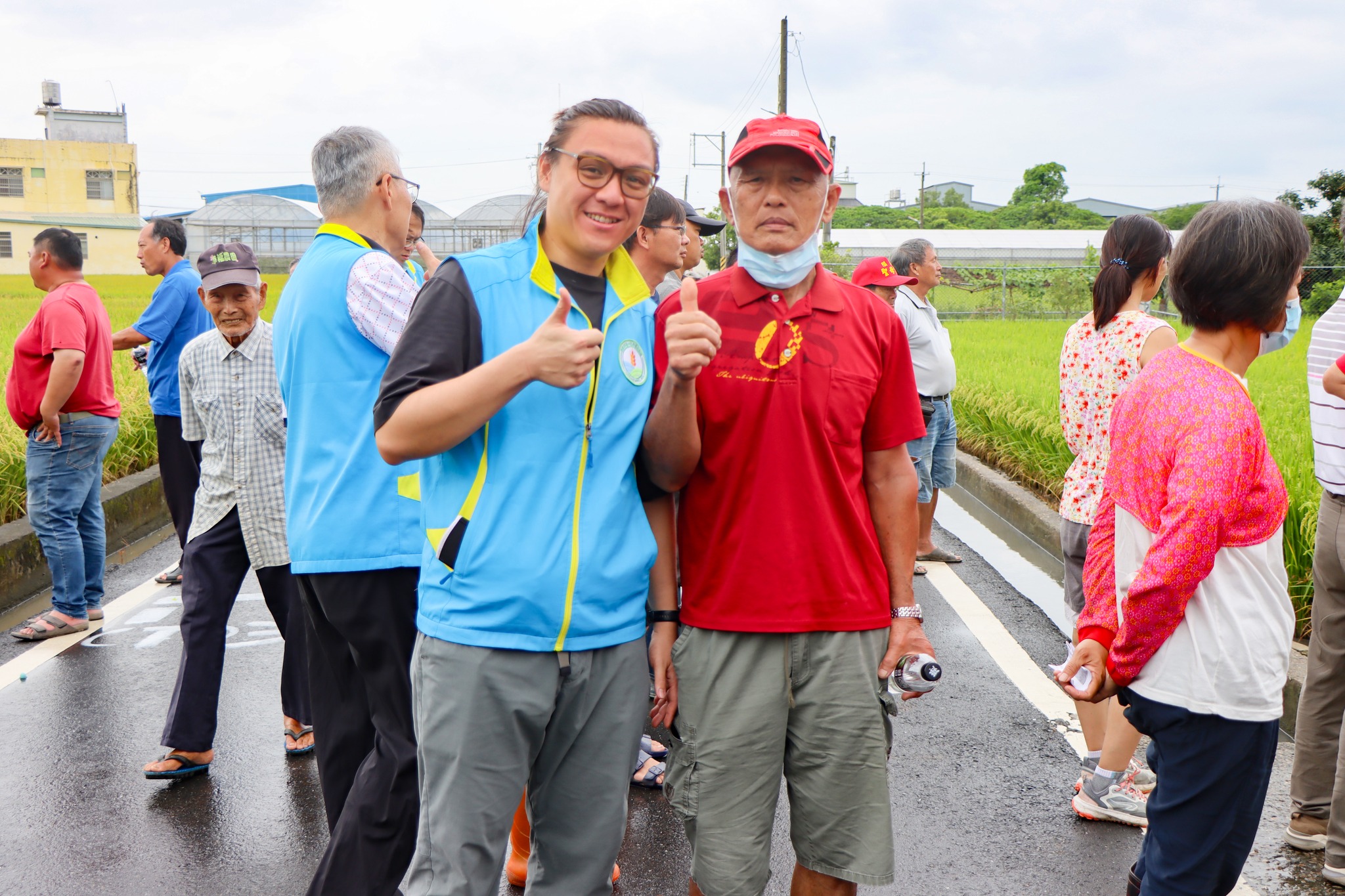 本場李誠紘助理研究員與農友交流草屯鎮優良稻米栽培管理。