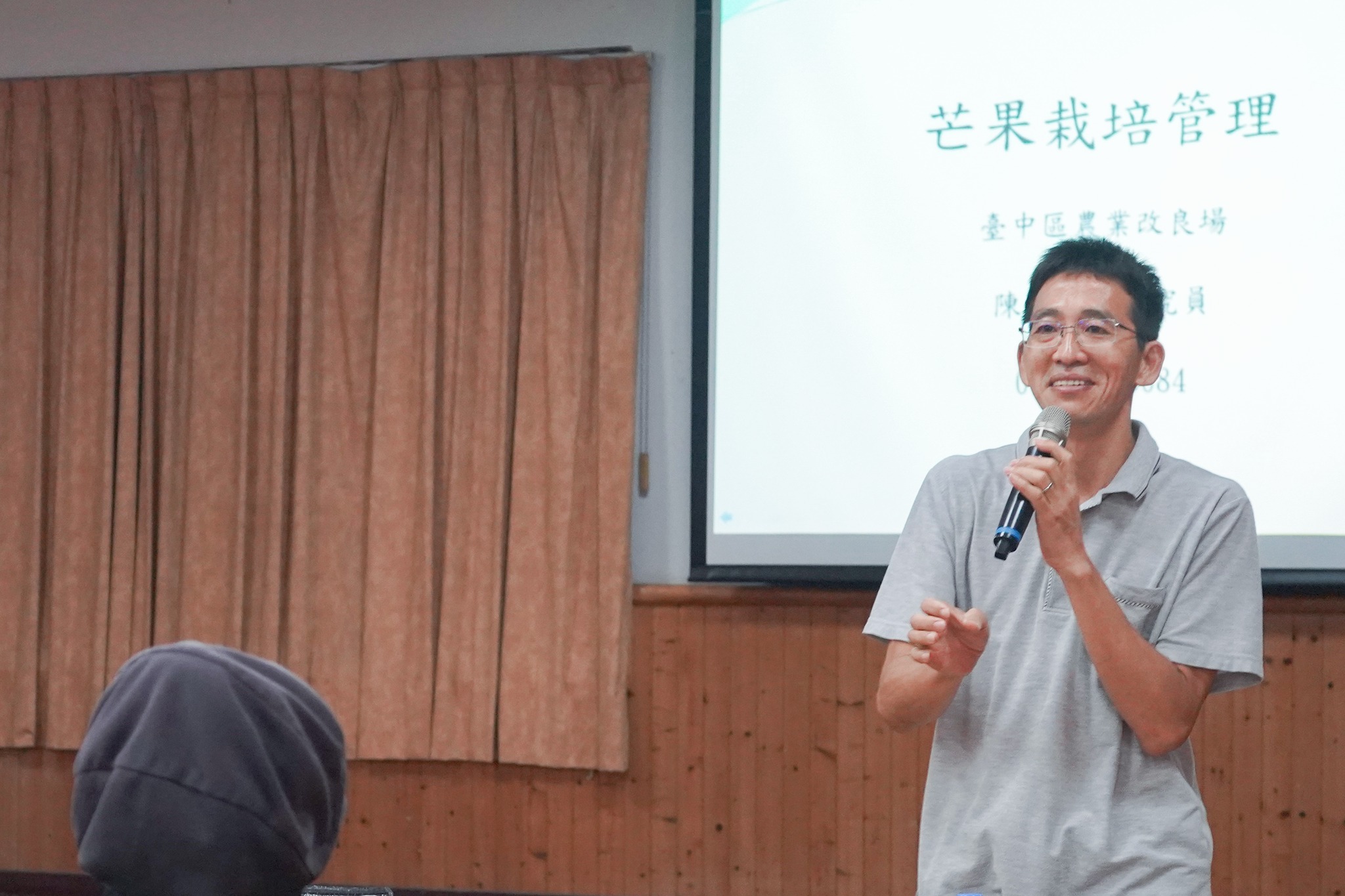 陳盟松分場長講授芒果栽培管理技術。