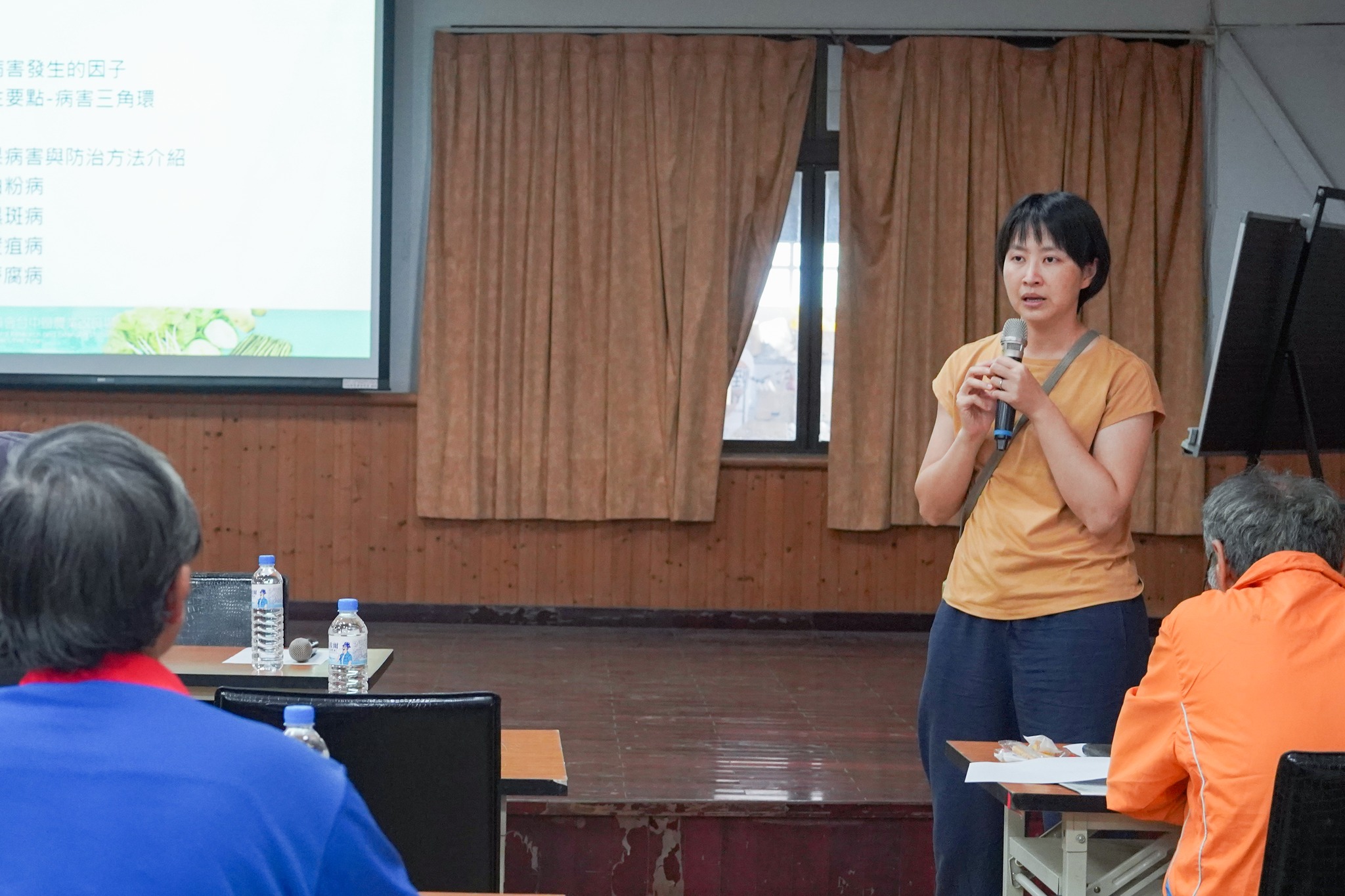 許晴情助理研究員講授芒果病害管理。