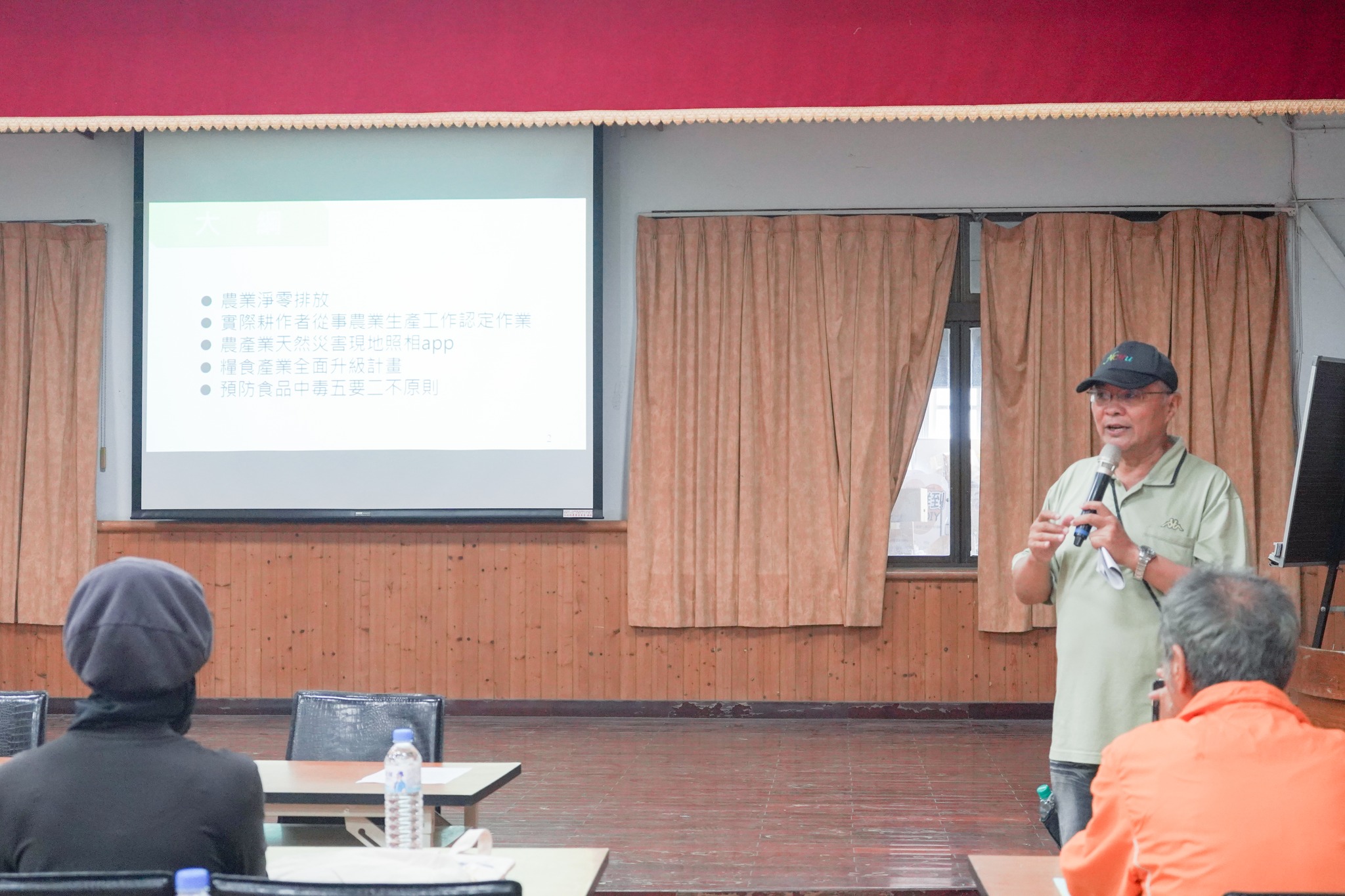 趙佳鴻副研究員介紹農業重要政策。