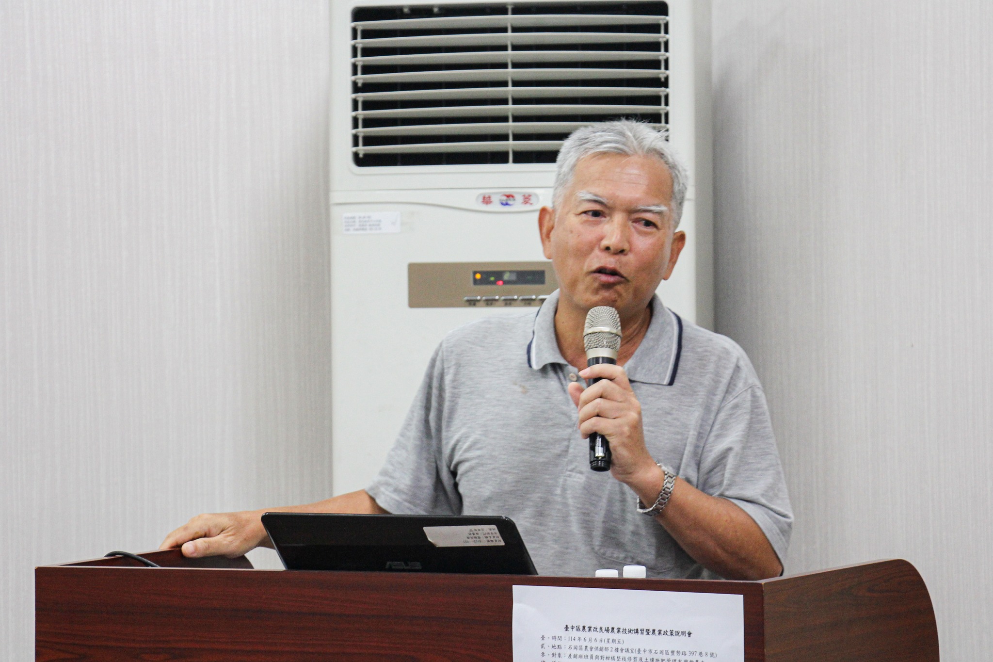 徐錦木助理研究員介紹柑橘整枝修剪管理。