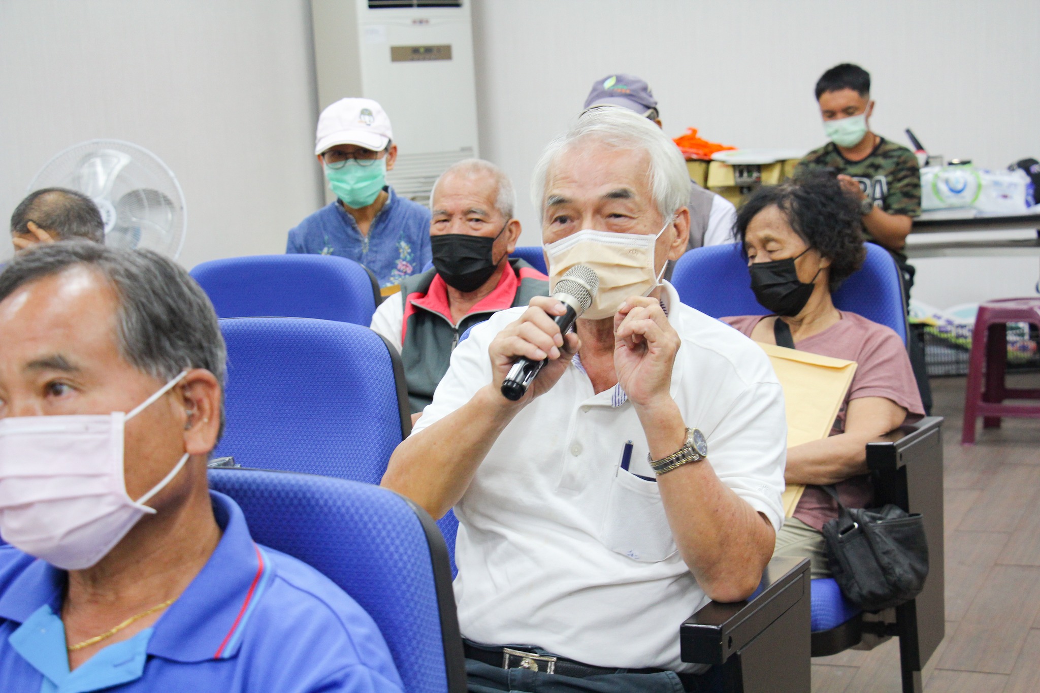 產銷班農友針對果樹合理化施肥議題與本場人員進行交流討論。