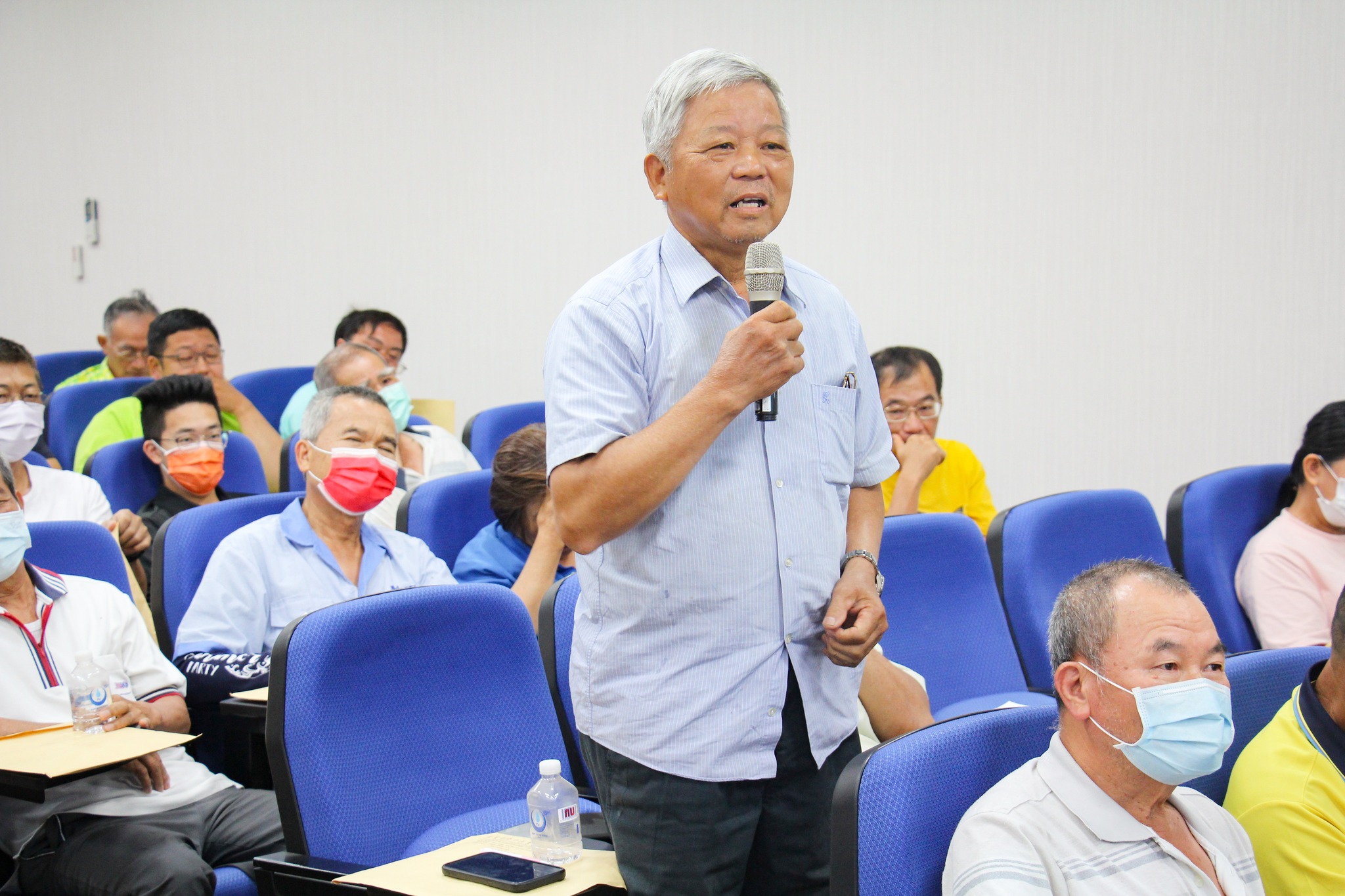 產銷班農友針對柑橘整枝修剪與農業淨零排放議題與本場人員進行交流討論。