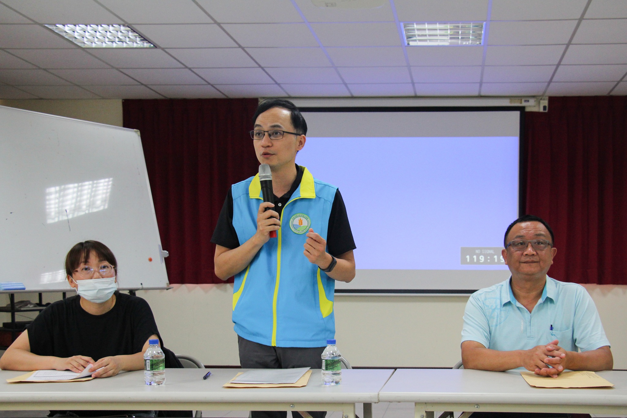 農業栽培管理精進現地輔導講習由本場吳建銘科長(中)及林業保育署臺中分署許雅青技正(左)共同主持(右為和平區農會林金生主任)。