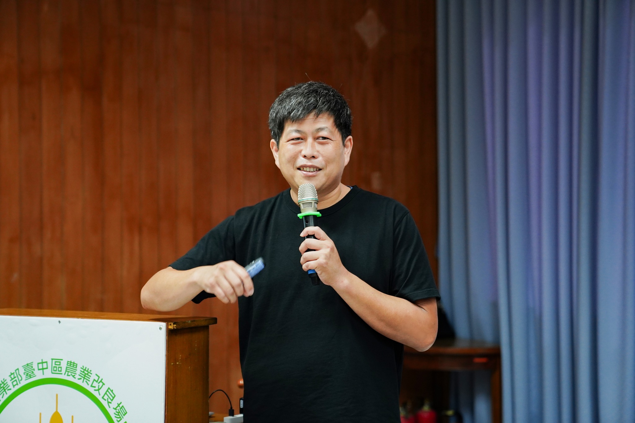 藍玄錦助理研究員講述果木枝條再利用。