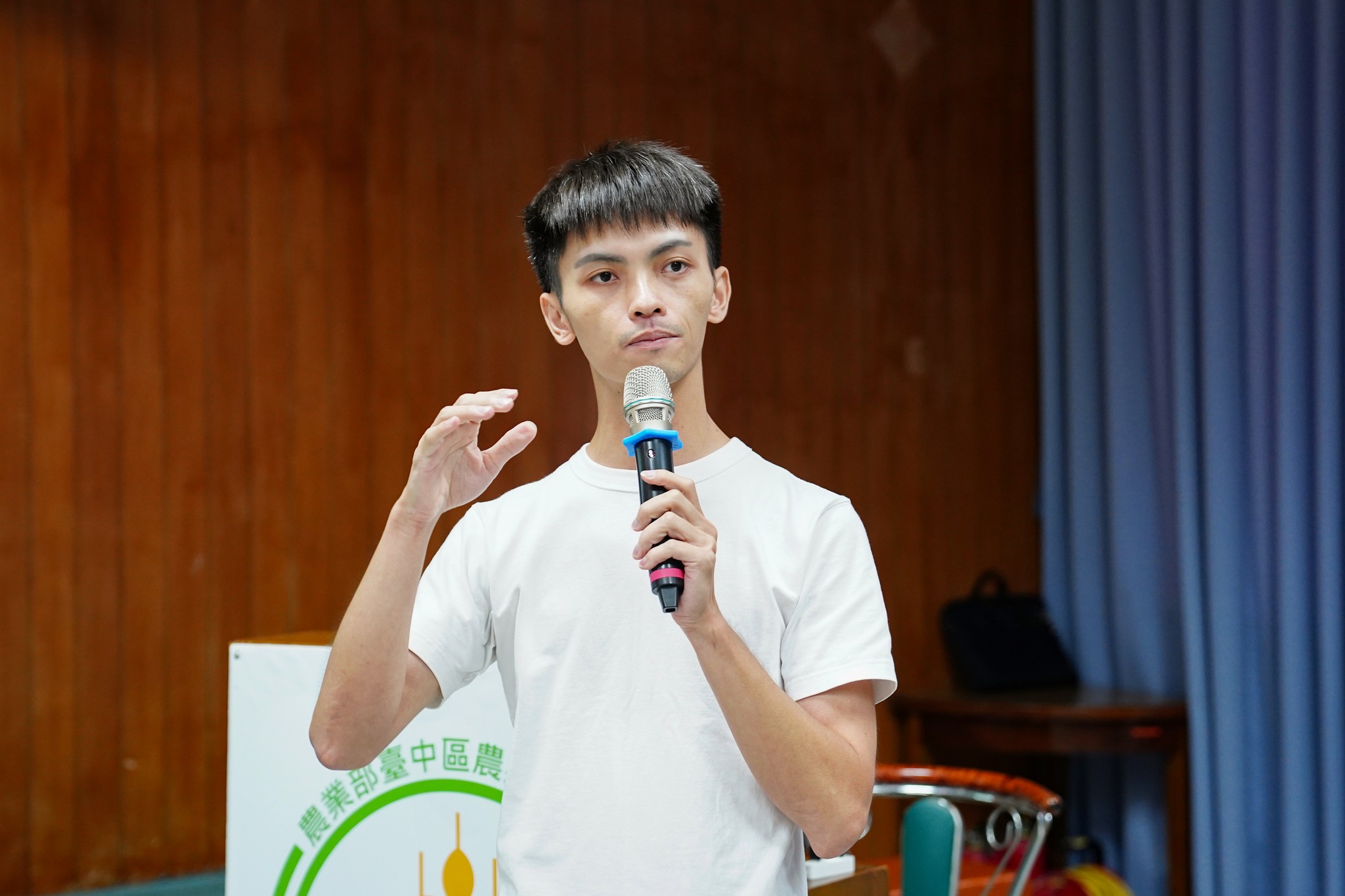 李昱錡助理研究員進行農業政策宣導。