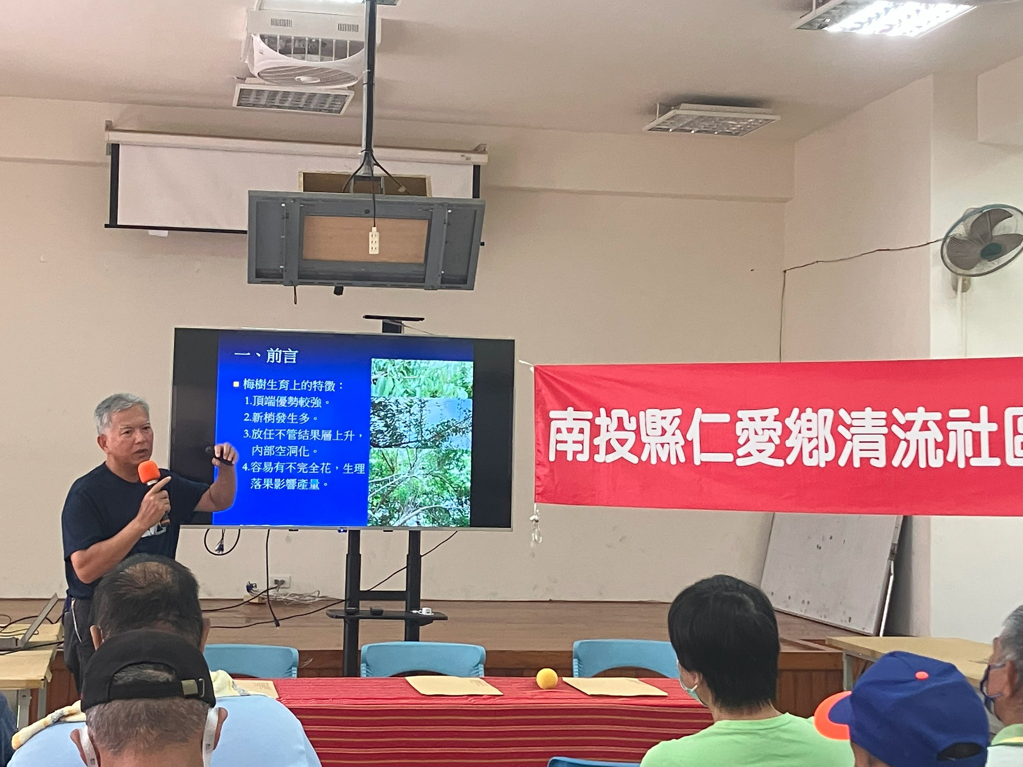 徐錦木助理研究員說明青梅與檸檬栽培管理技術。