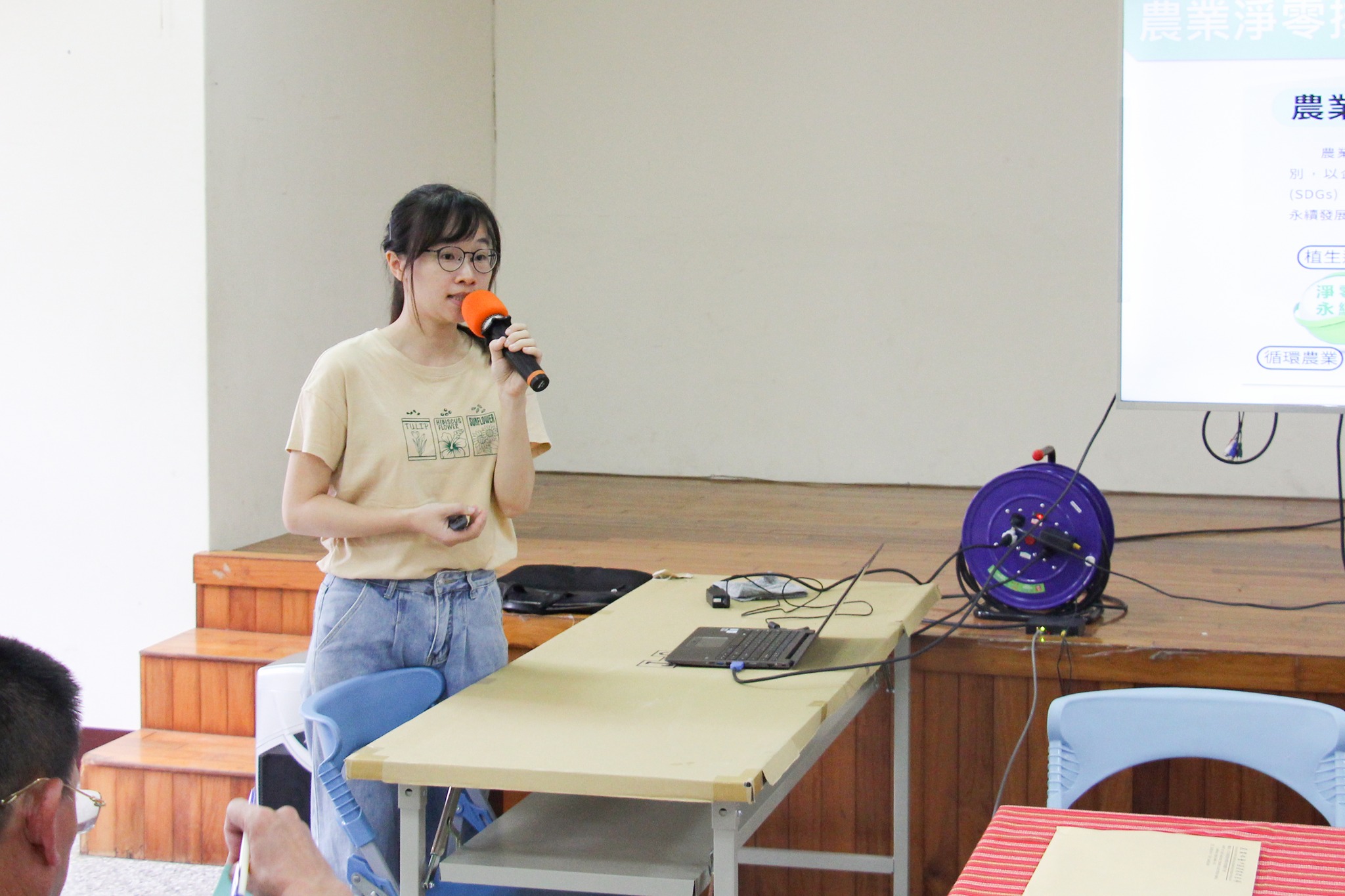 李怡蓓助研員說明農業政策。