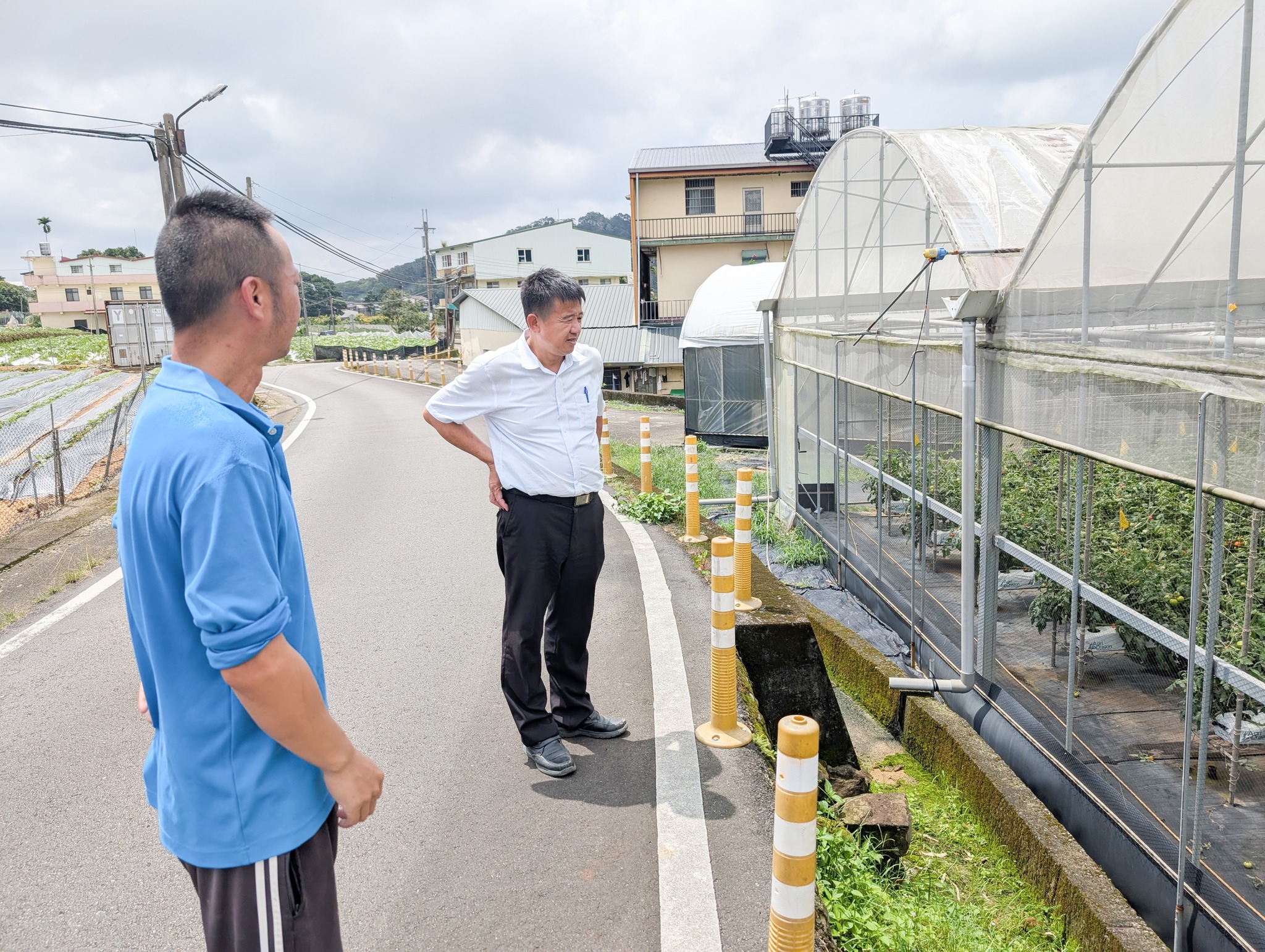 本場蕭政弘副場長(右)率本場同仁關心鹿谷鄉設施結構與農膜破損情況。