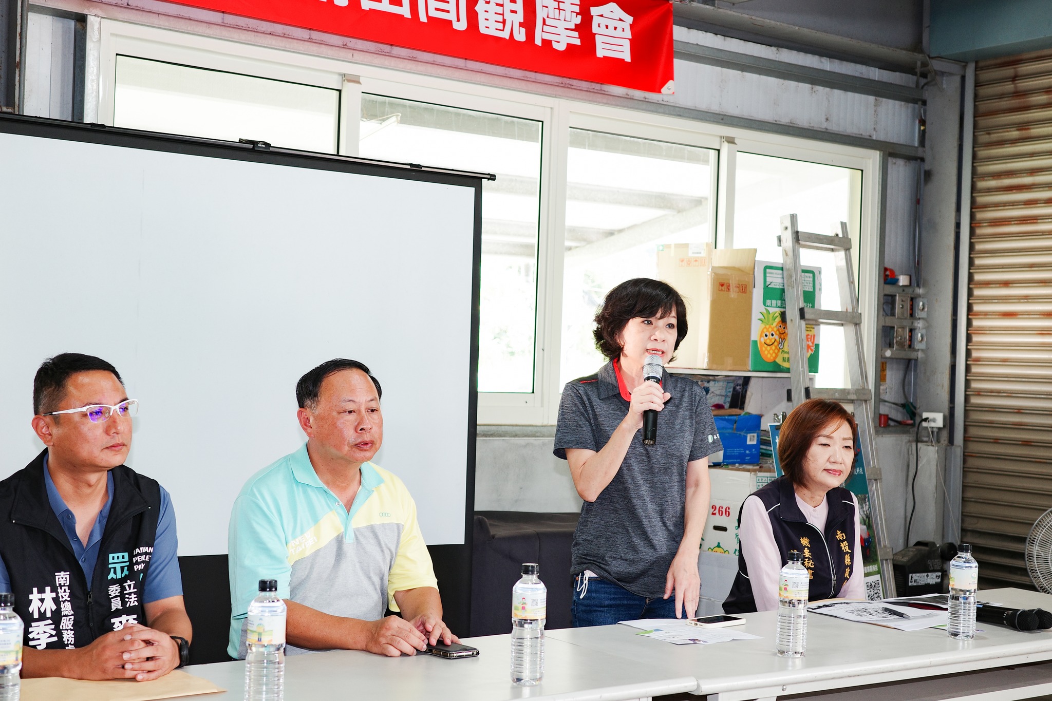 水里鄉農會林貞妤代理總幹事跟農民說明南投縣災害申請項目。