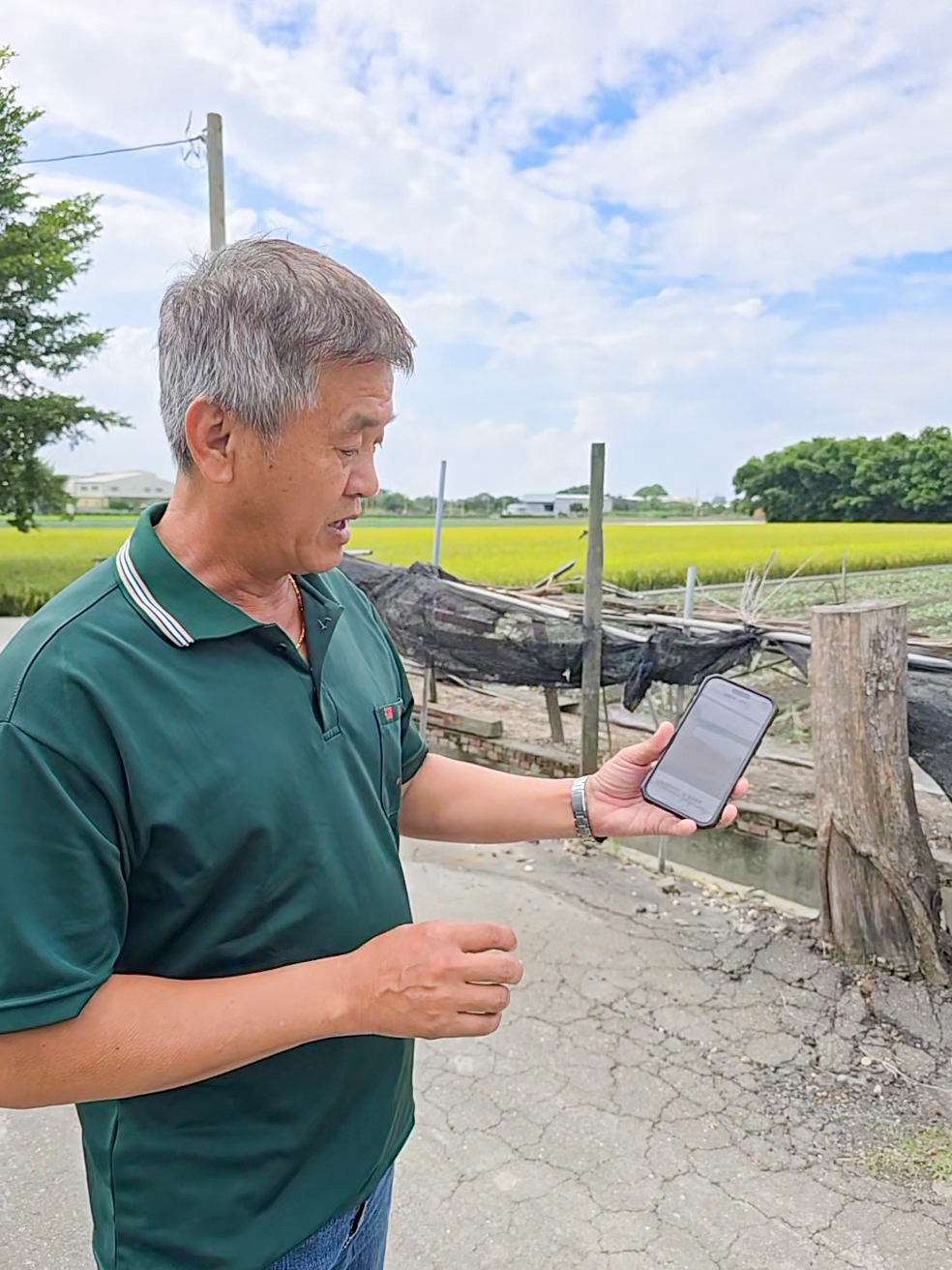 埔鹽鄉種植花椰菜的施姓農友向本場同仁說明豪雨時田區淹水情形。