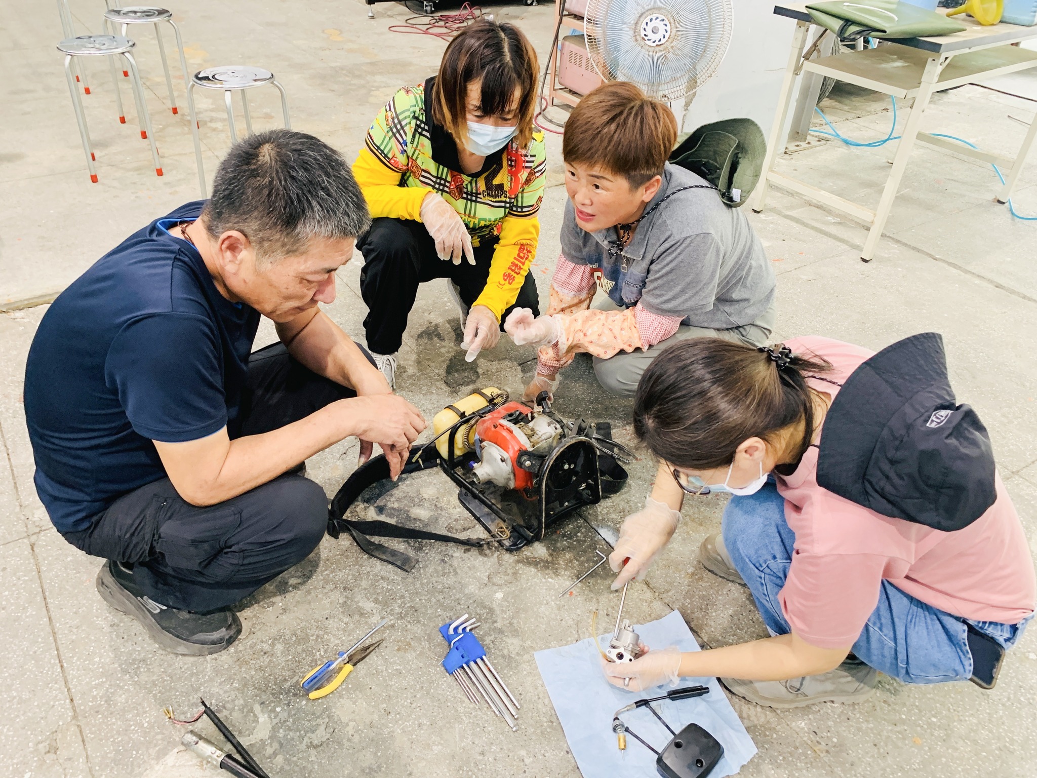 學員認識農機具簡易維修與保養並進行實務操作。