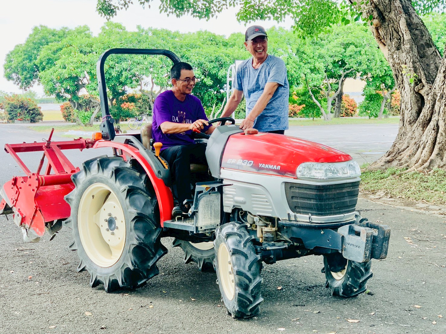 學員學習操作曳引機實作。