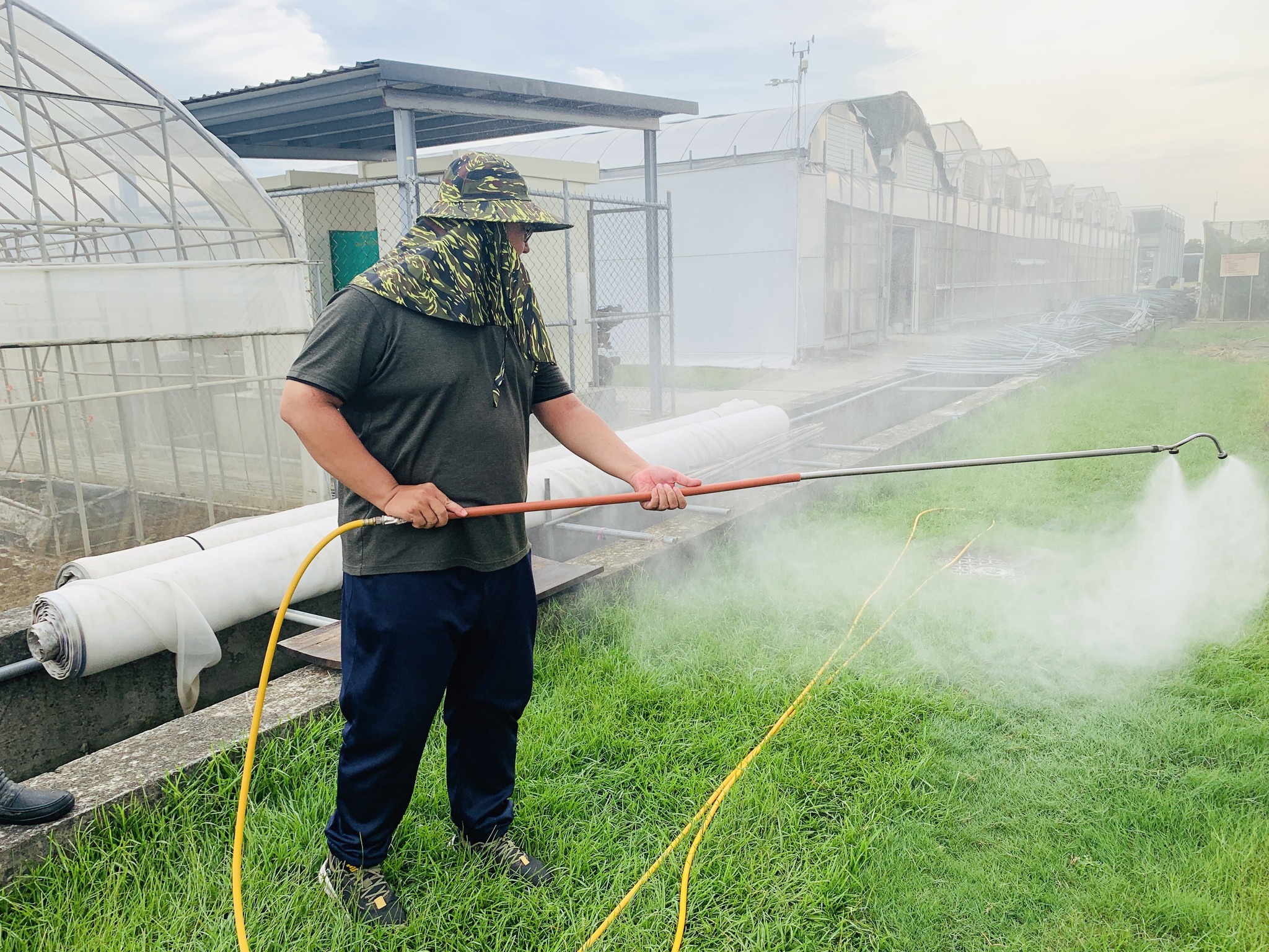 學員學習田間噴藥技巧與實作。