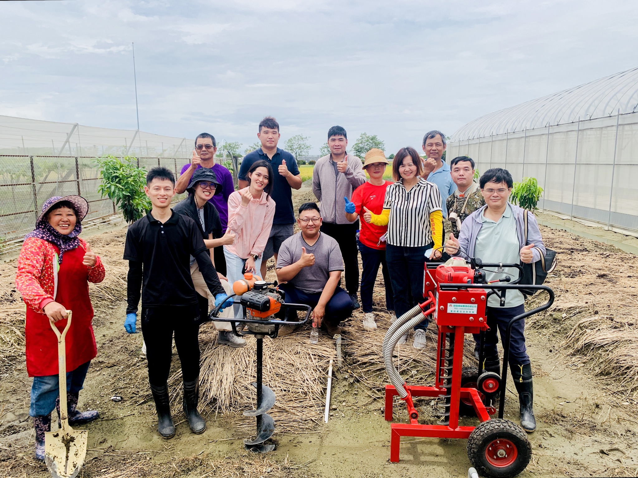 助教介紹肥料種類與果樹鑽孔穴施要領並與學員合影。