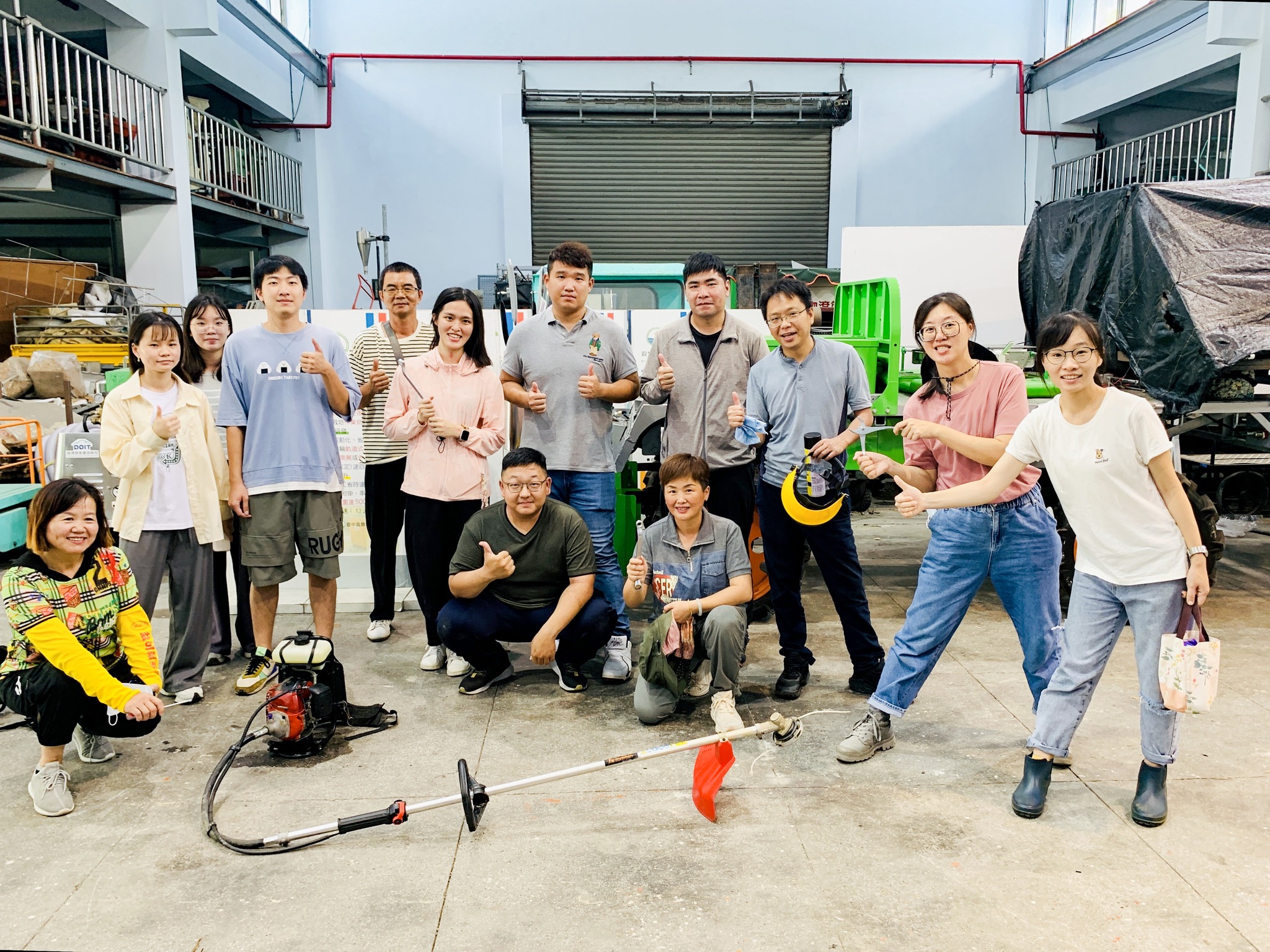 張金元副研究員介紹簡易農機操作方法及維修保養並與學員合影。