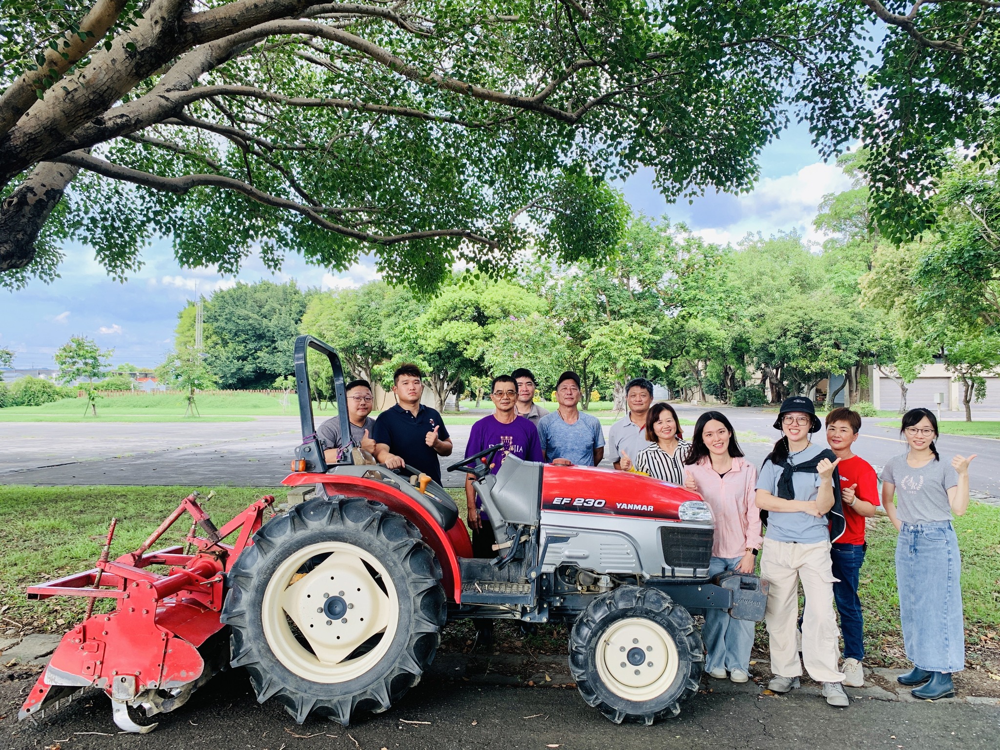 助教講解曳引機操作技巧並與學員合影。