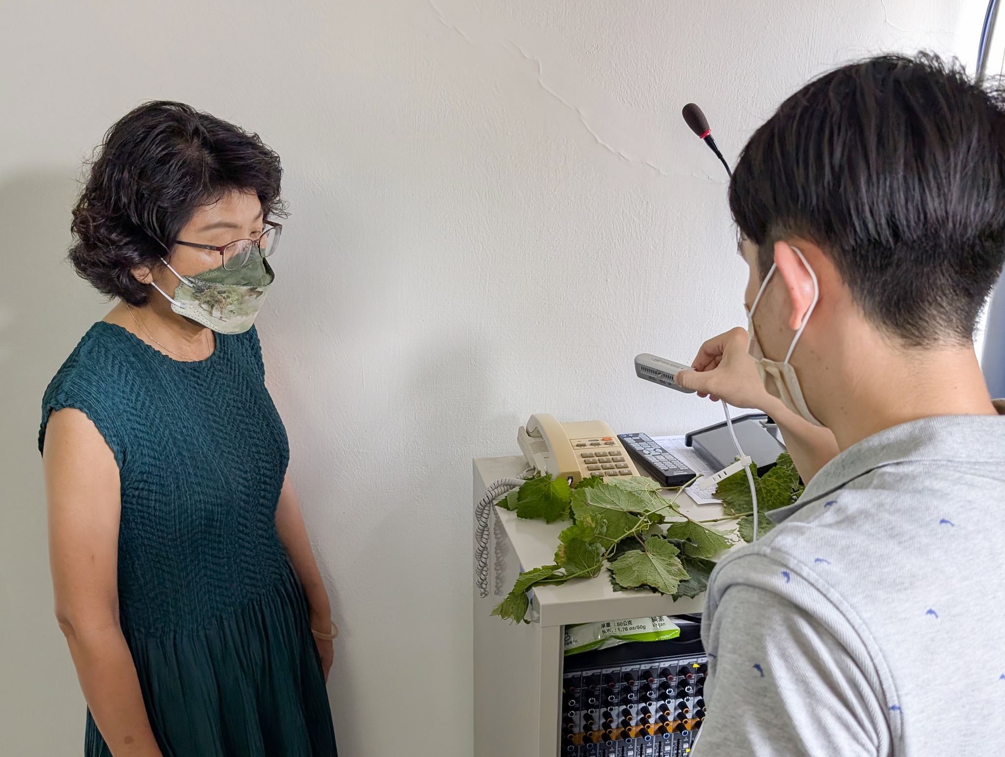 工研院王澤文副工程師展示邊緣運算應用於葡萄葉片病害辨識技術。