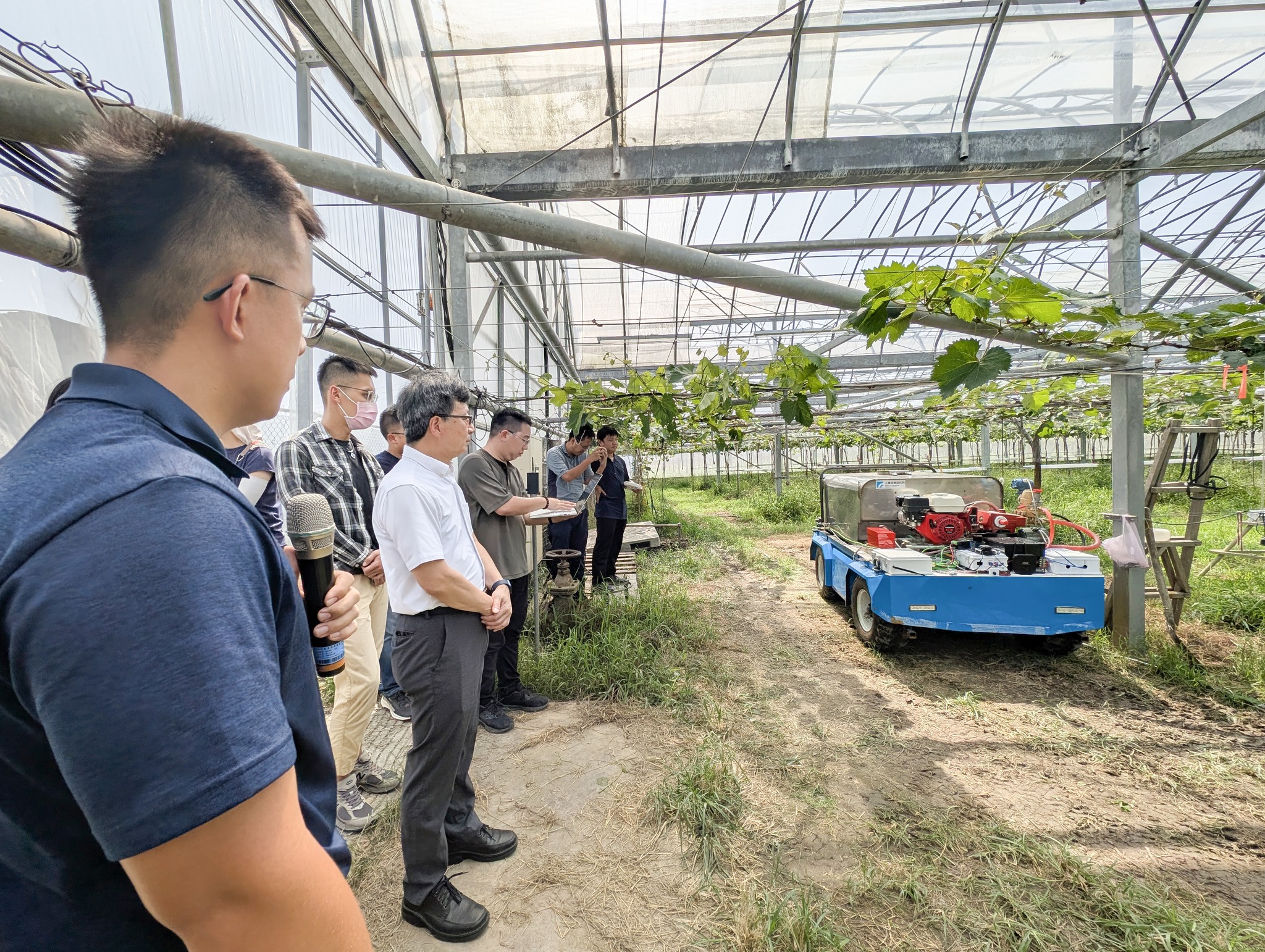 工研院吳崧毅工程師介紹農工跨域合作開發的無人自走式噴霧機。