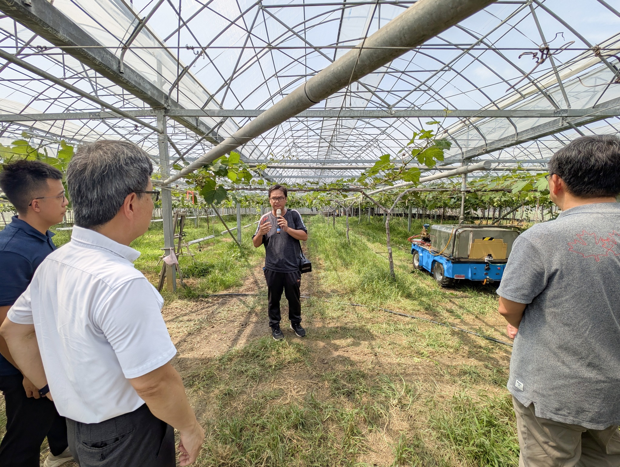 張佳偉助理研究員介紹無人自走式噴霧機行走與噴霧控制邏輯應用。