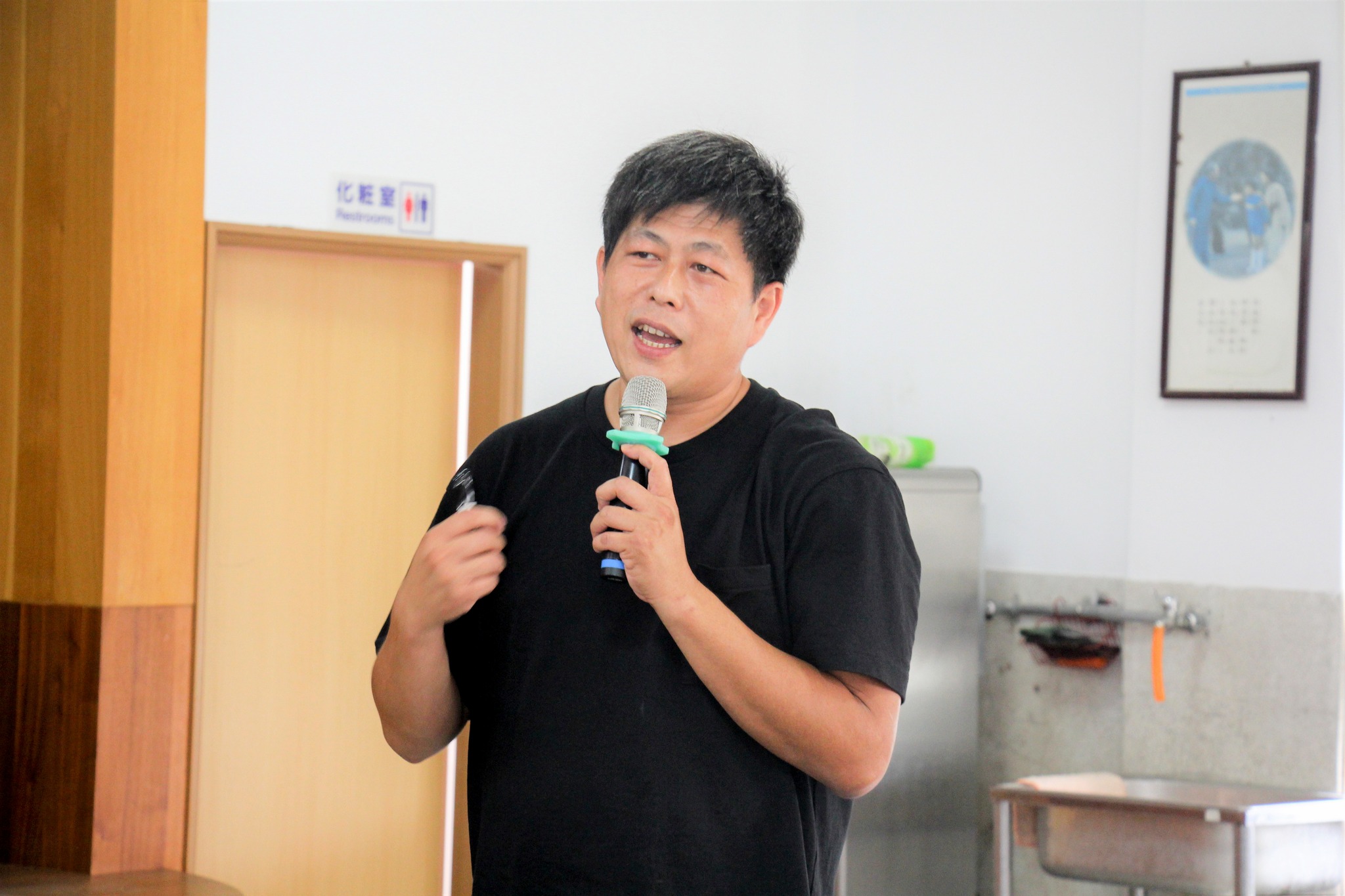 藍玄錦助理研究員講解微生物製劑於農業生產剩餘物質處理及應用。