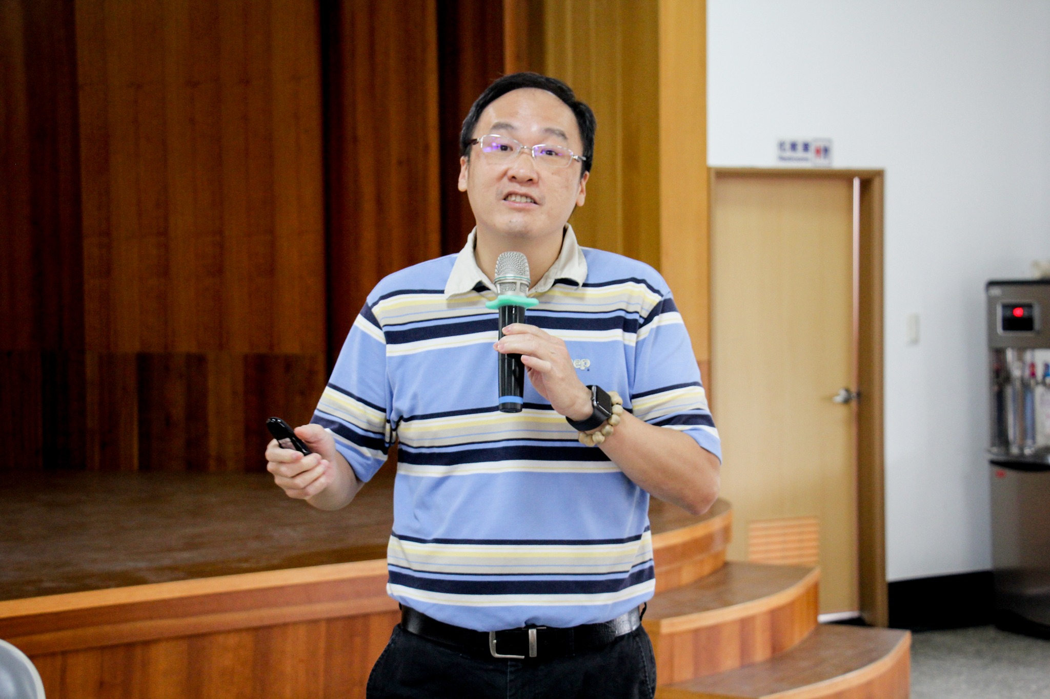 蔡本原助理研究員講解農業淨零排放、實際耕作者從事農業生產工作認定作業、農產業天然災害現地照相app及糧食產業全面升級計畫。