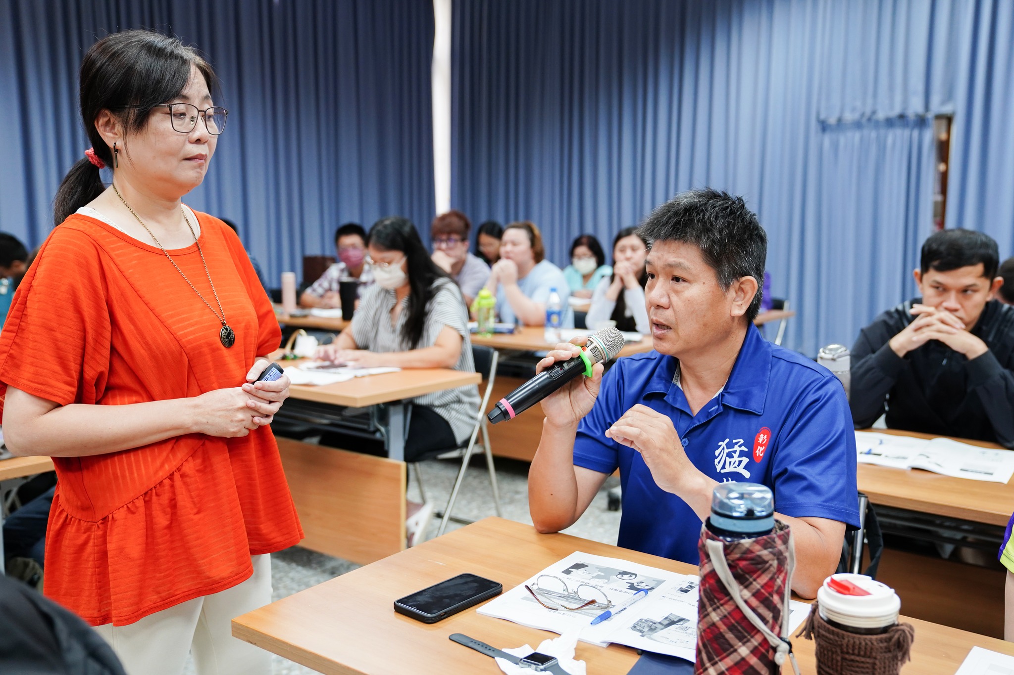 林清瀅講師與大村青農討論如何用最精簡明確的詞語讓消費者知曉自家生產的農產品的特色。