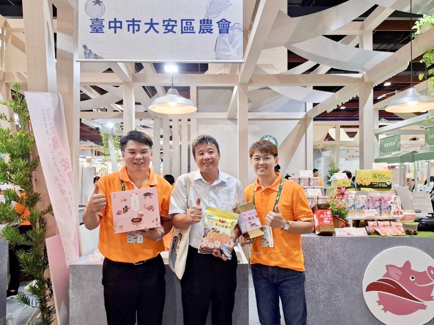 本場蕭政弘副場長至現場關心轄區農會展出情況。