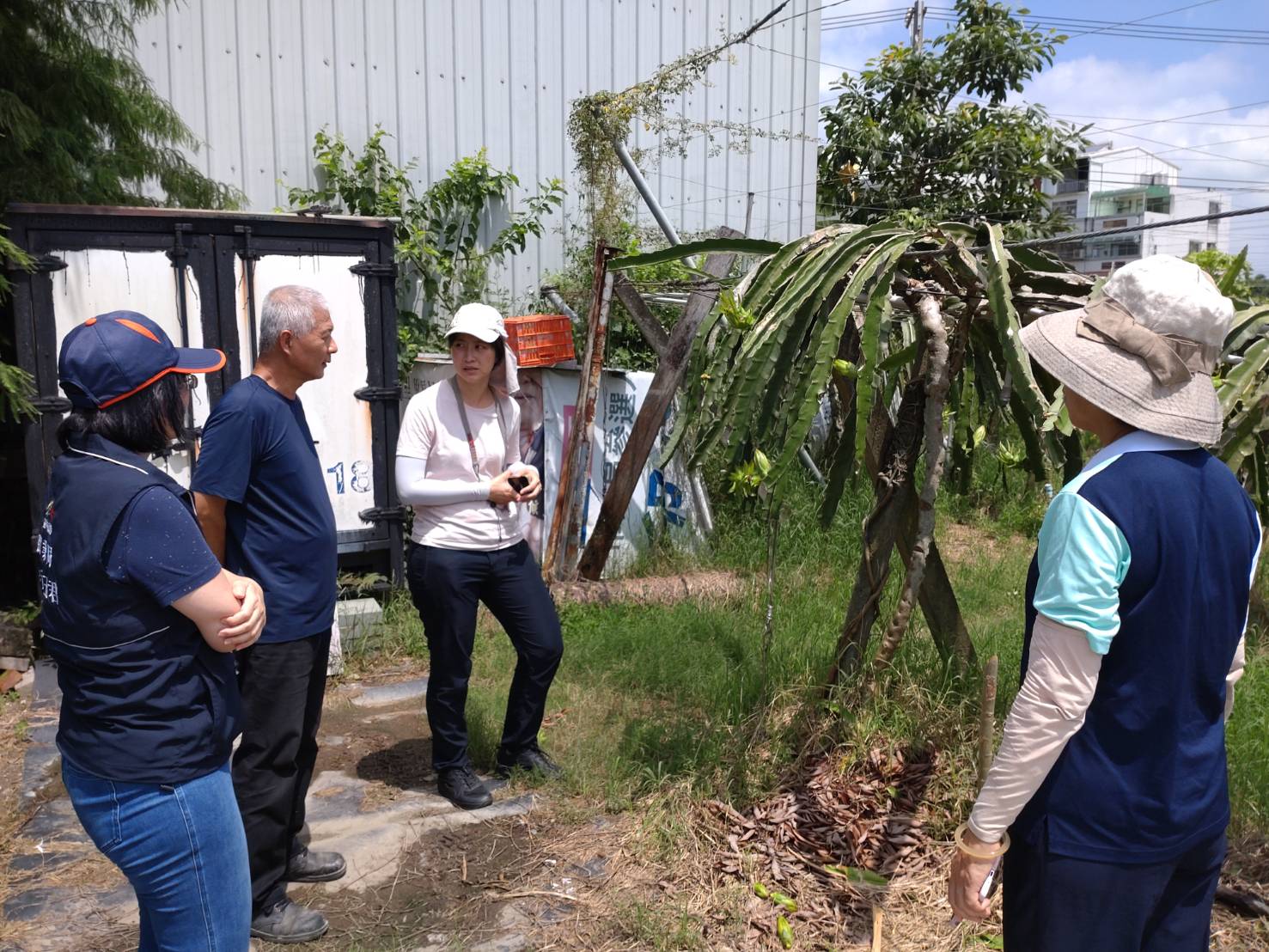 本場楊宏瑛場長與植保同仁跟農民提醒後續雨季前後病害防治重點。
