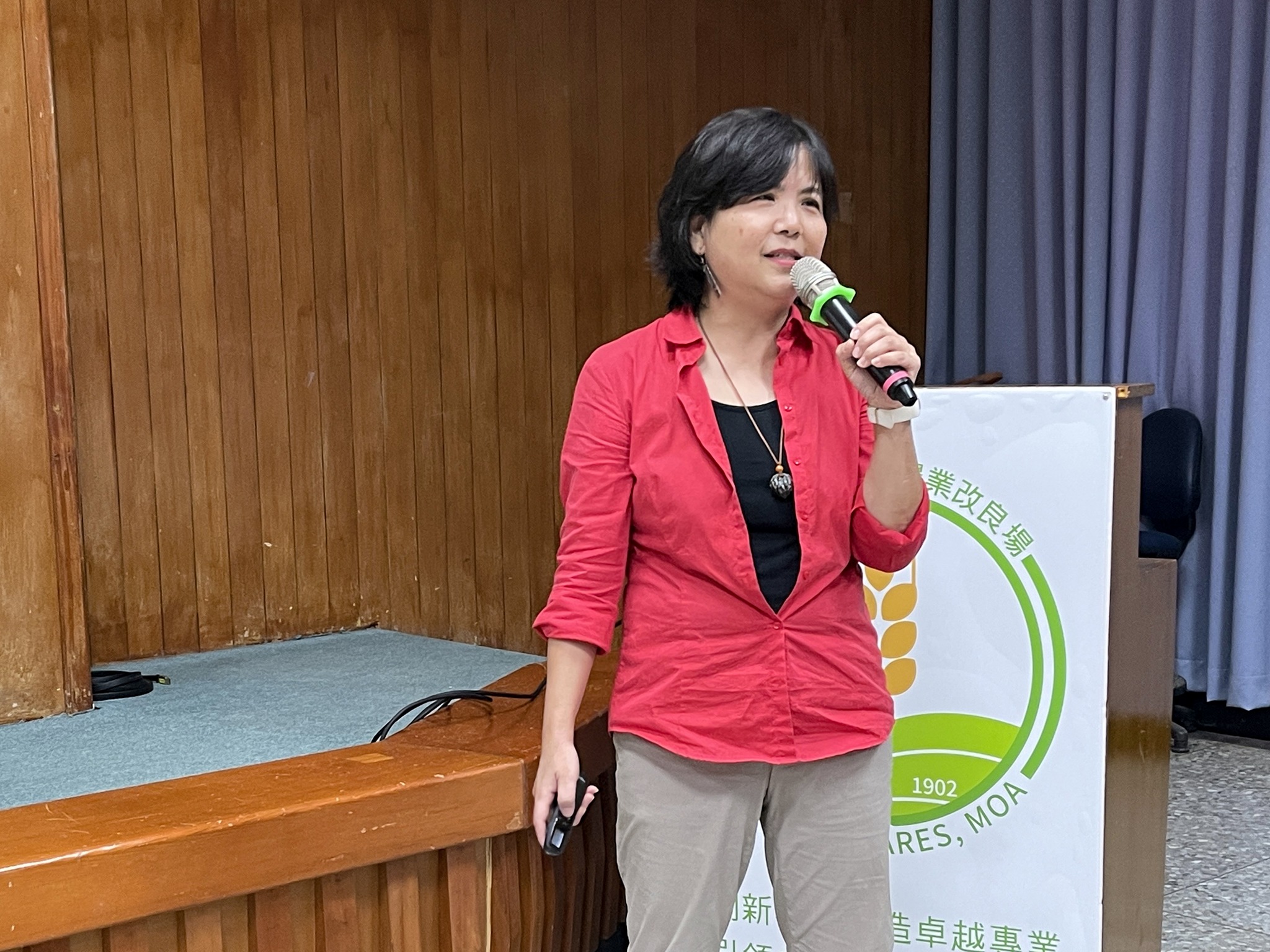 臺中市食農教育發展協會呂木蘭理事長講解「打造食物森林與土屋教室：東海食農教育基地的永續教育實踐」