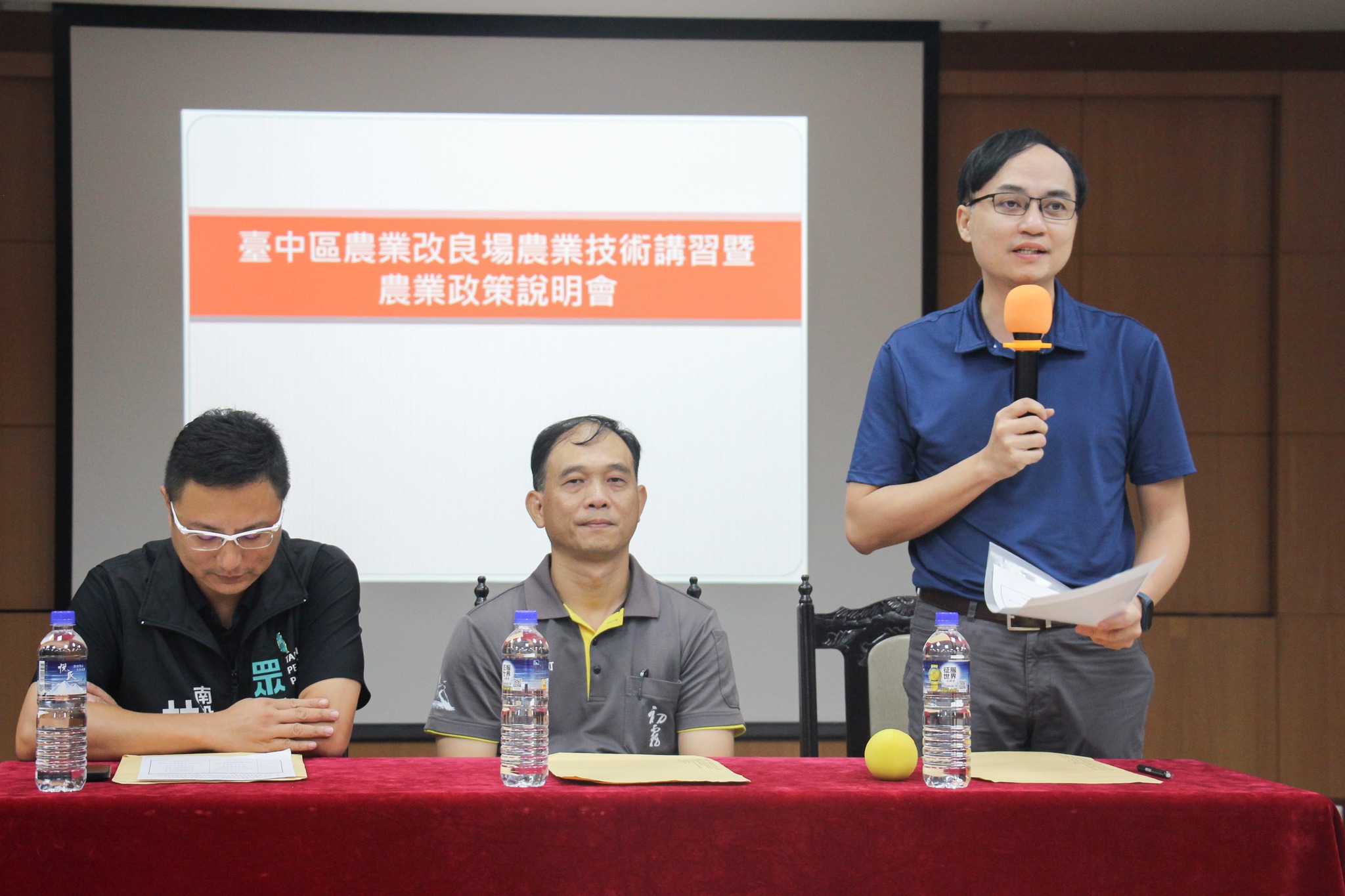 農業技術講習暨農業政策說明會由本場吳建銘科長(右)及霧峰區農會盧泰吉主任(中)共同主持(左為麥玉珍立法委員服務處林季園主任)。