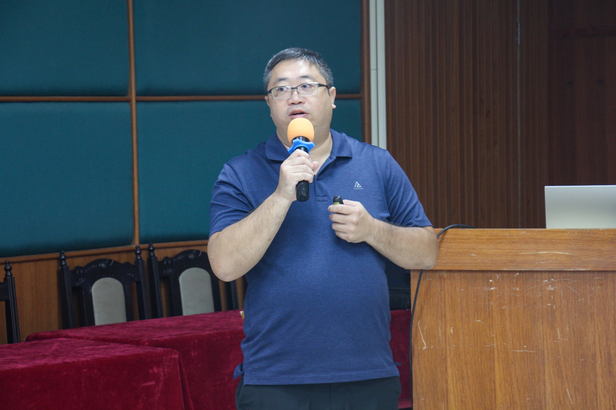 郭建志副研究員介紹水稻病蟲害管理與友善資材。