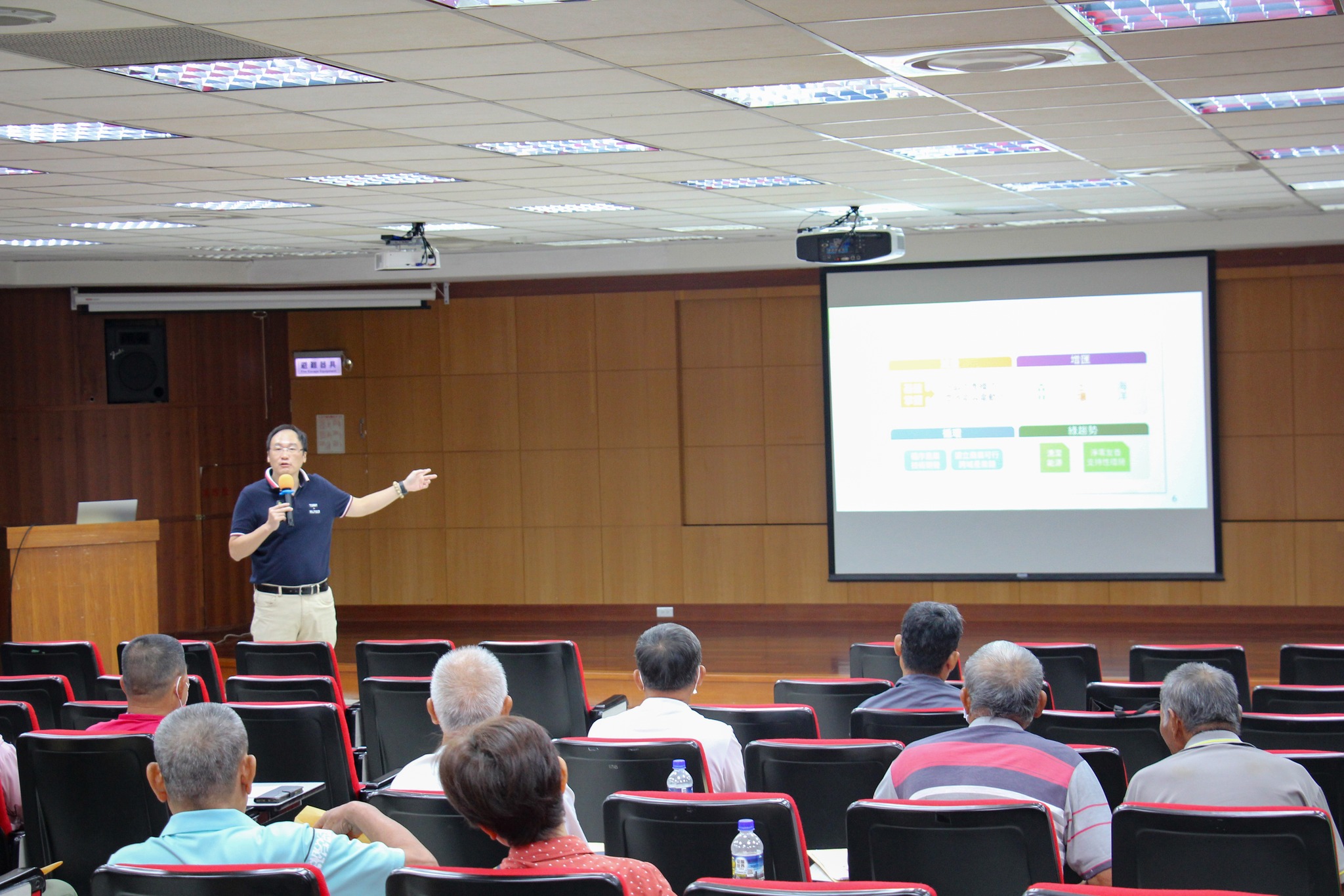 蔡本原助理研究員講解農業淨零排放、實際耕作者從事農業生產工作認定作業、農產業天然災害現地照相app及糧食產業全面升級計畫。